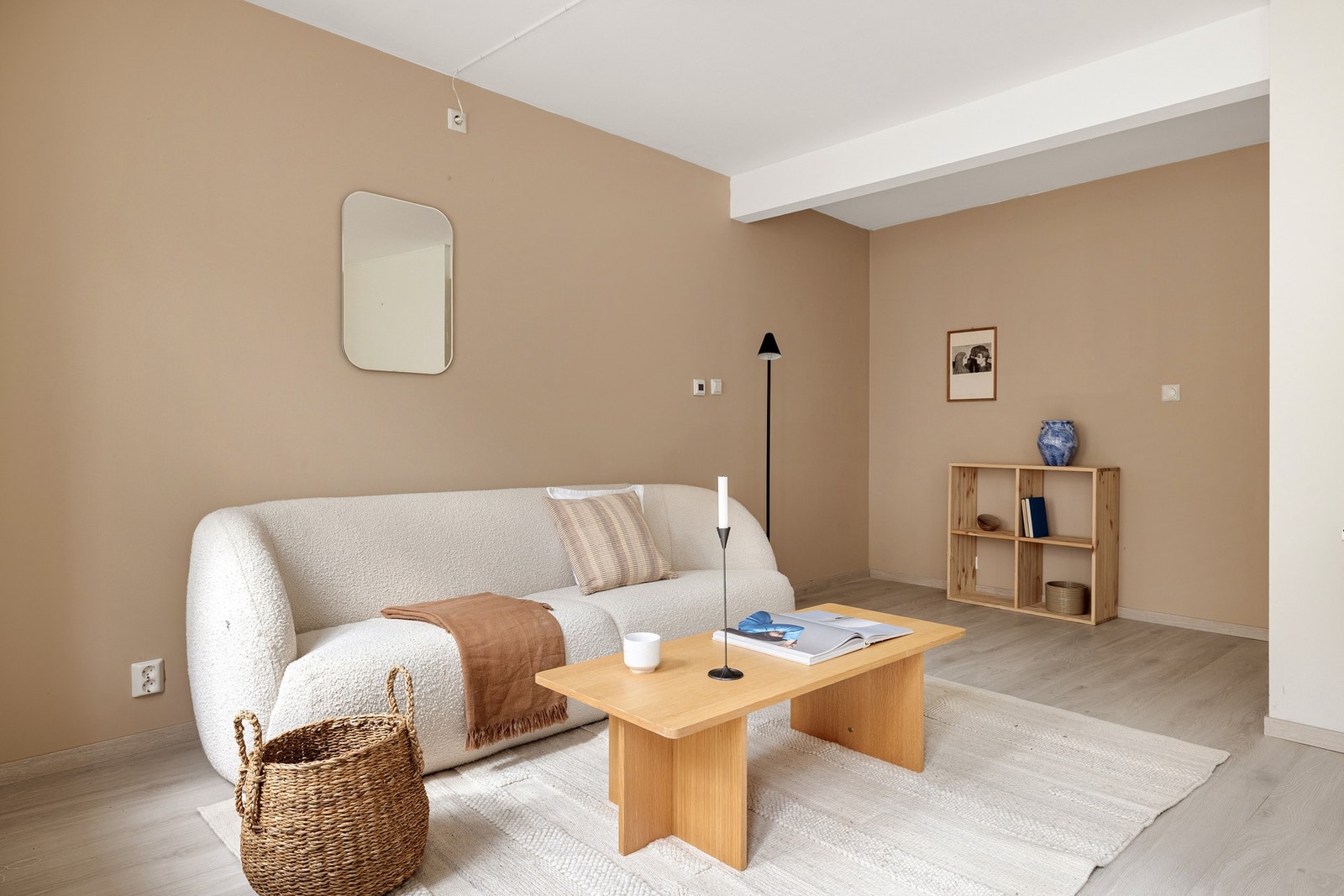 Stuens areal og utforming, samt den åpne løsningen med kjøkken gir deg mulighet til å innrede med spisebord i tillegg til sofagruppe. Galleribilde