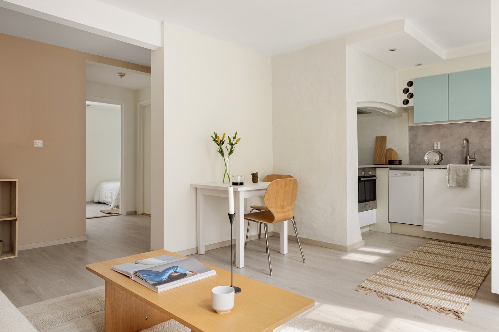 Kjøkkenet fremstår tidsriktig og svært praktisk med god skap og benkeplass. Galleribilde