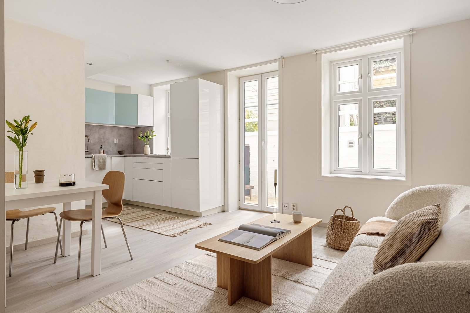 Stuen og kjøkkenet er i åpen løsning med hverandre og måler til sammen hele 20,7 kvm. Galleribilde