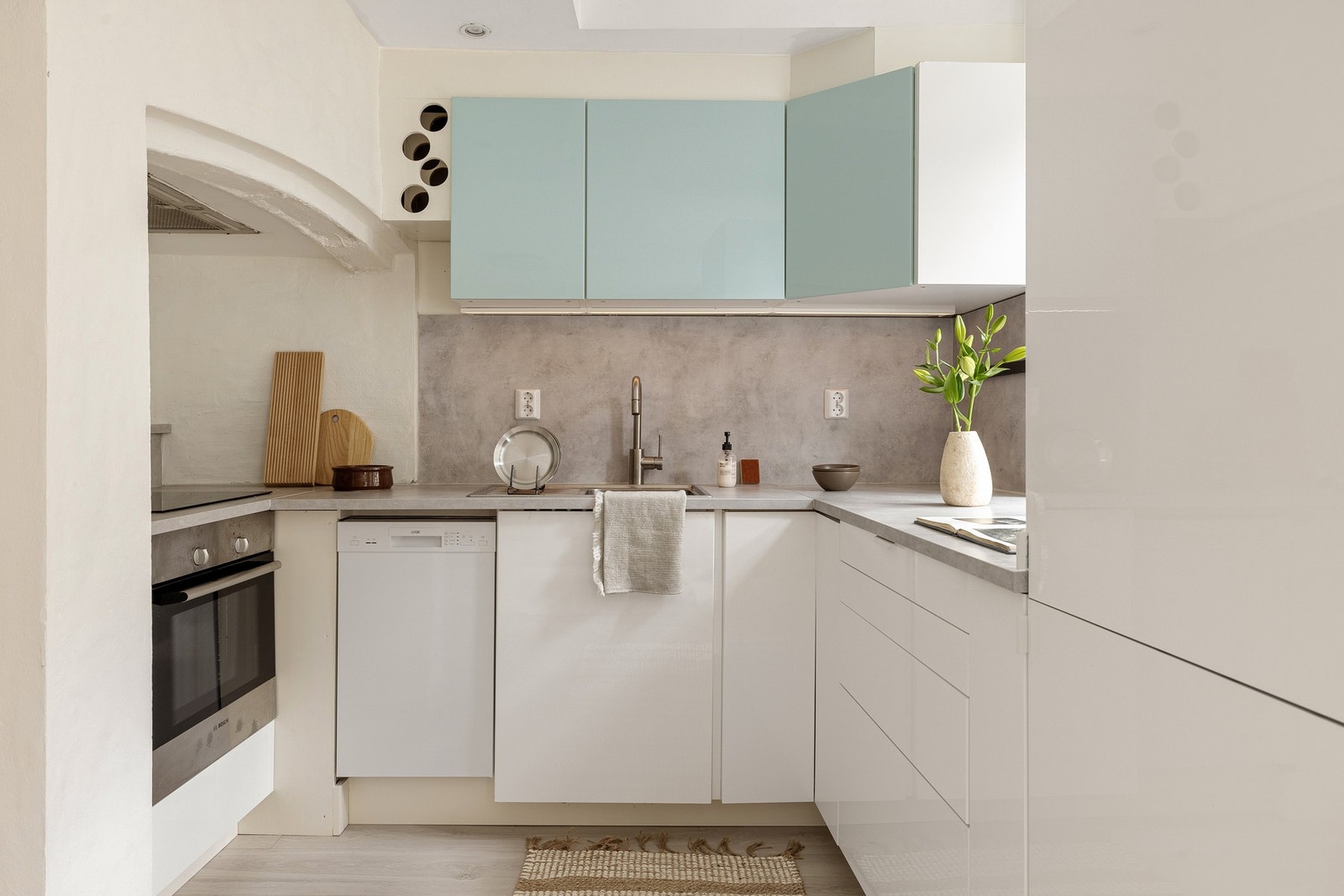 Innredningen har slette hvite fronter og en slitesterk laminat benkeplate. Galleribilde