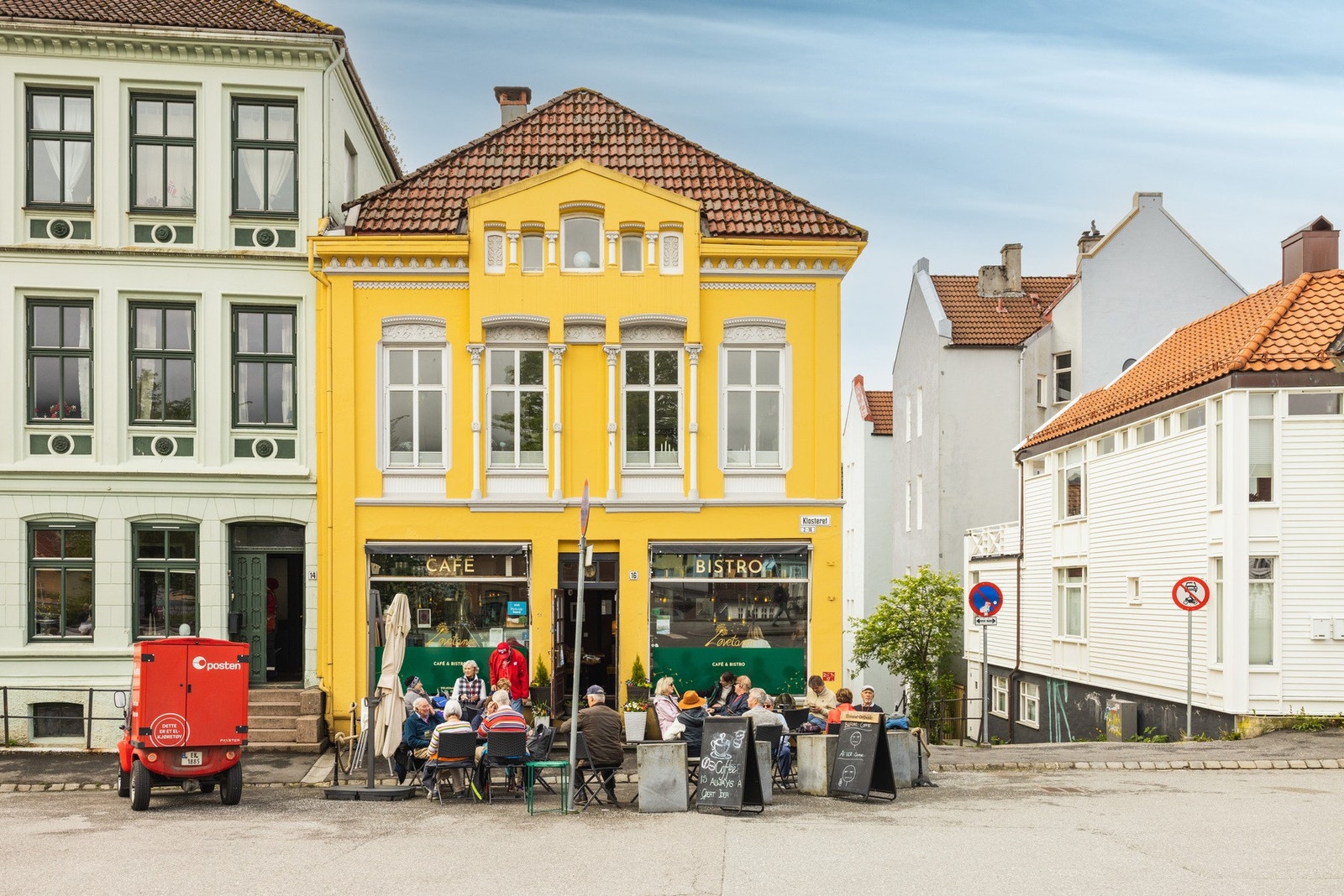Klosteret med sine caféer og restauranter ligger like ved. Galleribilde