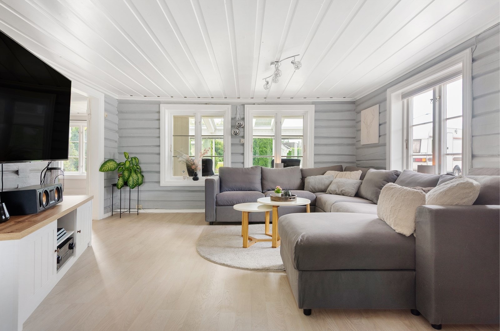 Det er installert vannbåren gulvvarme i kjøkken, gang, soverom og stue i 1. etasje. Galleribilde