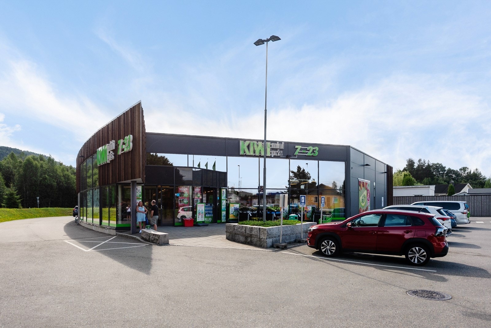 I nærhet har man dagligvarebutikker som Kiwi og Spar. Galleribilde