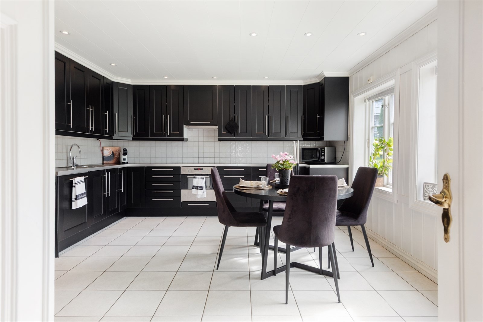 Kjøkkeninnredning fra 2010 i malt/lakkert utførelse med profilerte
fronter. Galleribilde