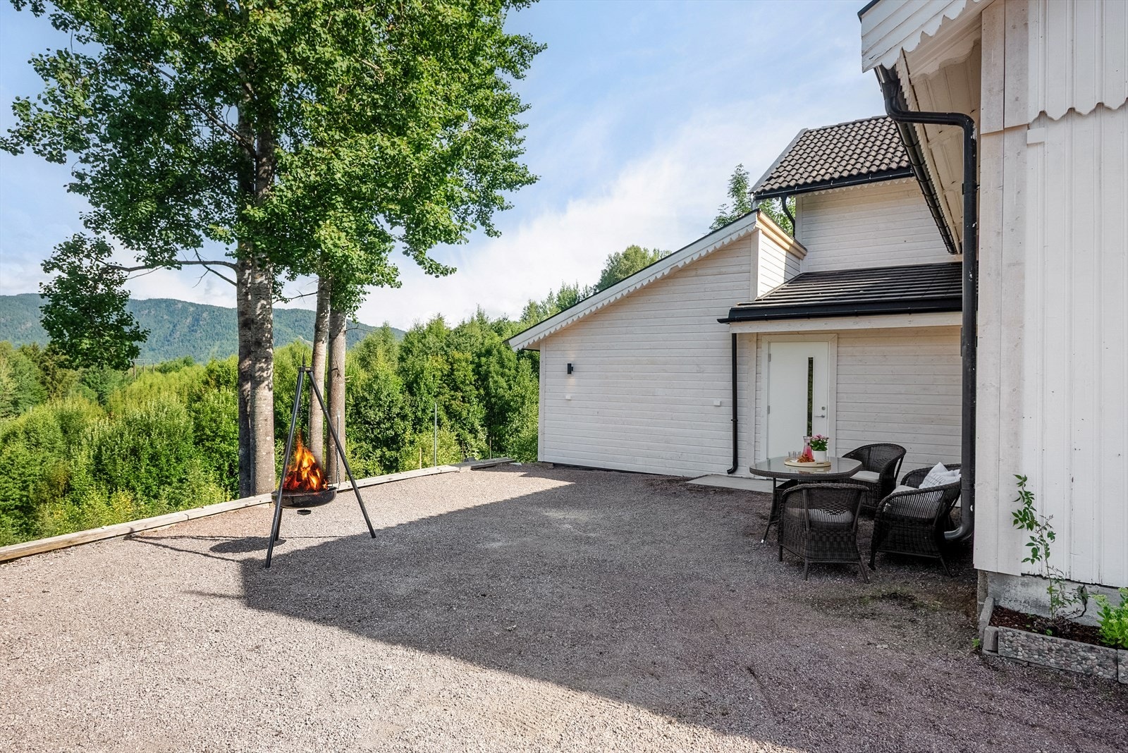 Fine uteplasser ved boligen med landlig utsikt. Galleribilde