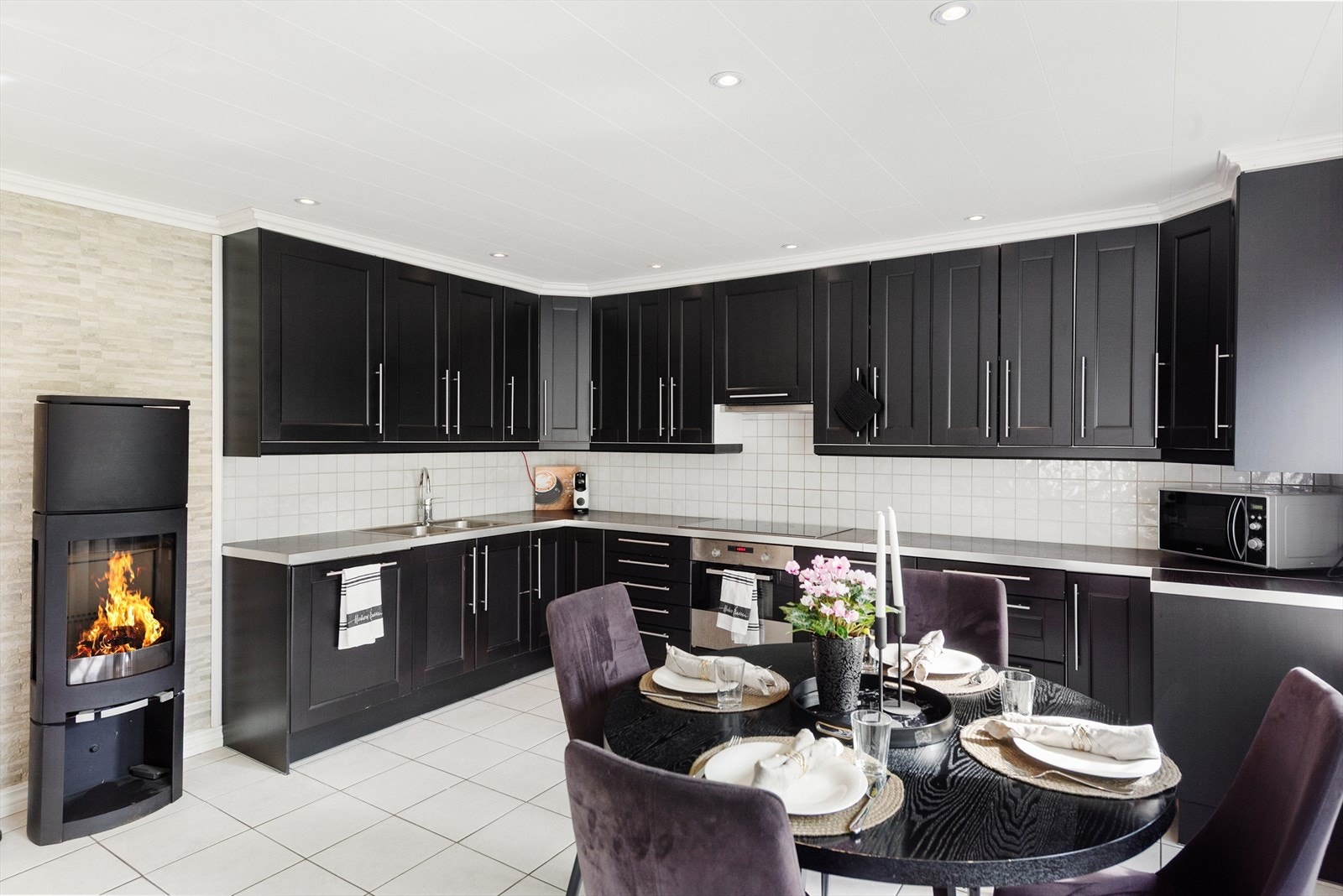 Kjøkkenet har godt med lagringsplass og arbeidsflater. Galleribilde