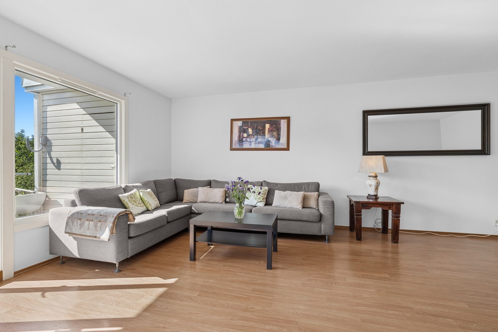 Stuen er romslig og innbydende, med god plass til flere møbleringssoner - enten du ønsker en koselig sofakrok, en lesesone eller et sosialt spiseområde. Galleribilde