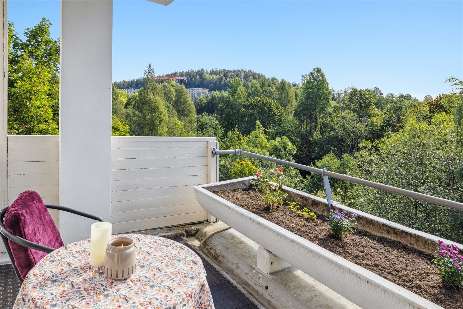 Her kan du plante blomster, urter eller grønne vekster og gjøre uteplassen til din egen lille oase - perfekt for både avslapning og dekor. Galleribilde