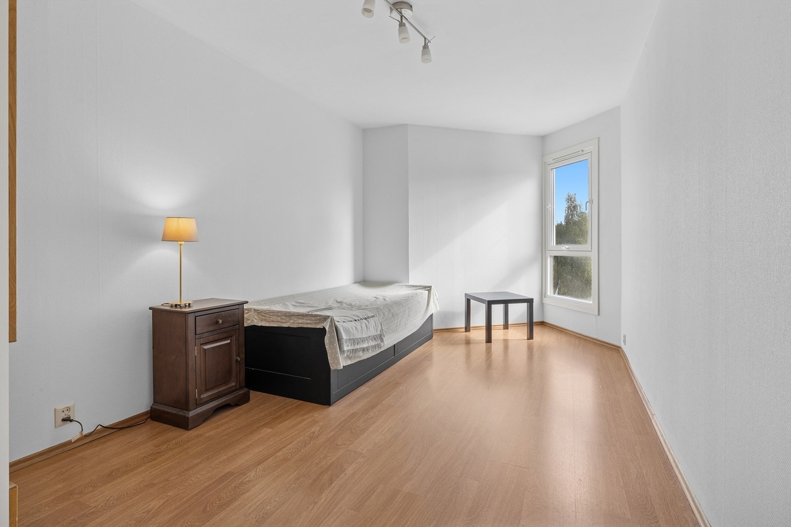 Vinduer som slipper inn rikelig med dagslys og gir en fin utsikt, noe som skaper en lys og behagelig atmosfære i begge rom. Galleribilde