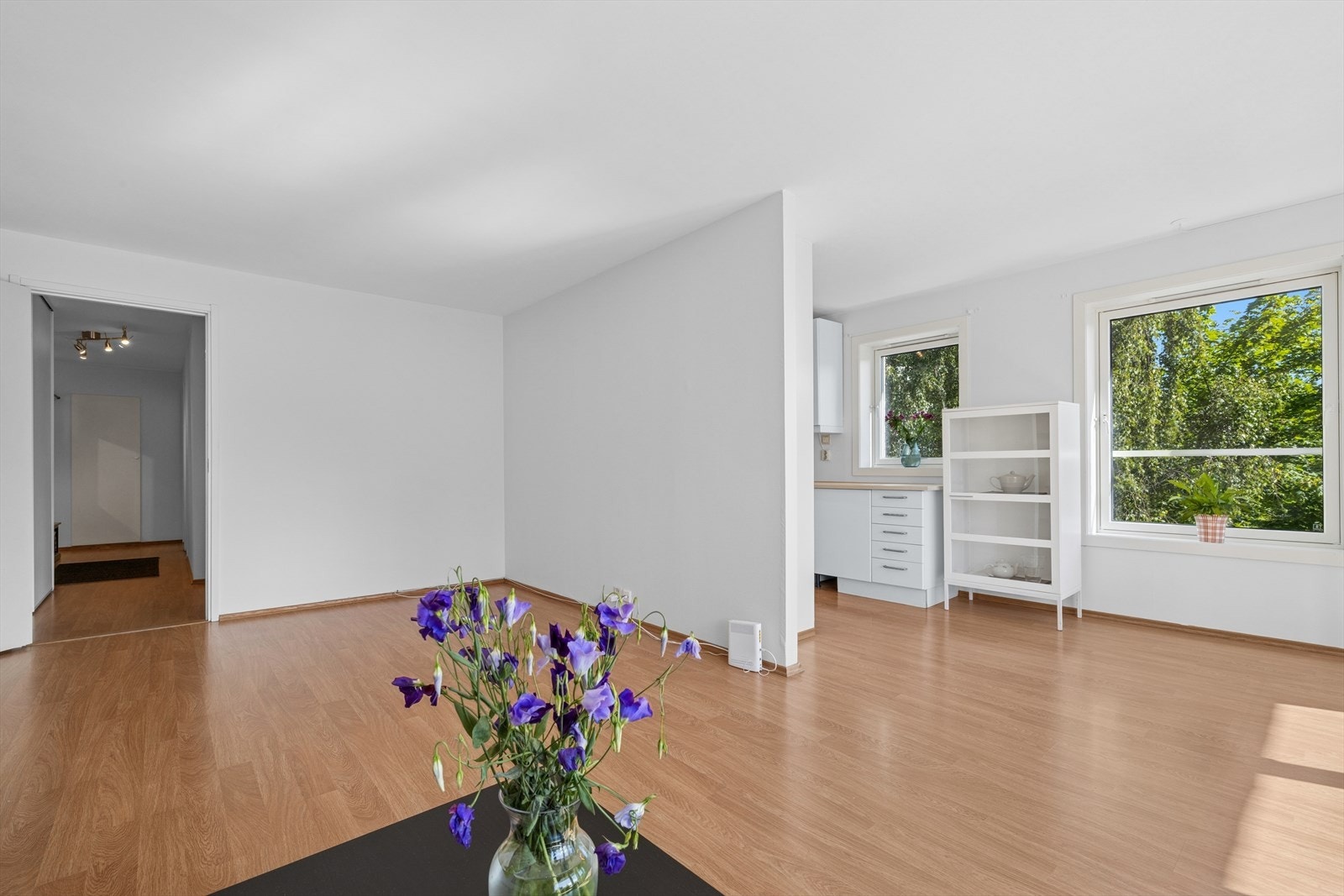 Den åpne løsningen mot kjøkkenet gir en god flyt i rommet og gjør det enkelt å være sosial - enten du lager mat eller har gjester. Galleribilde