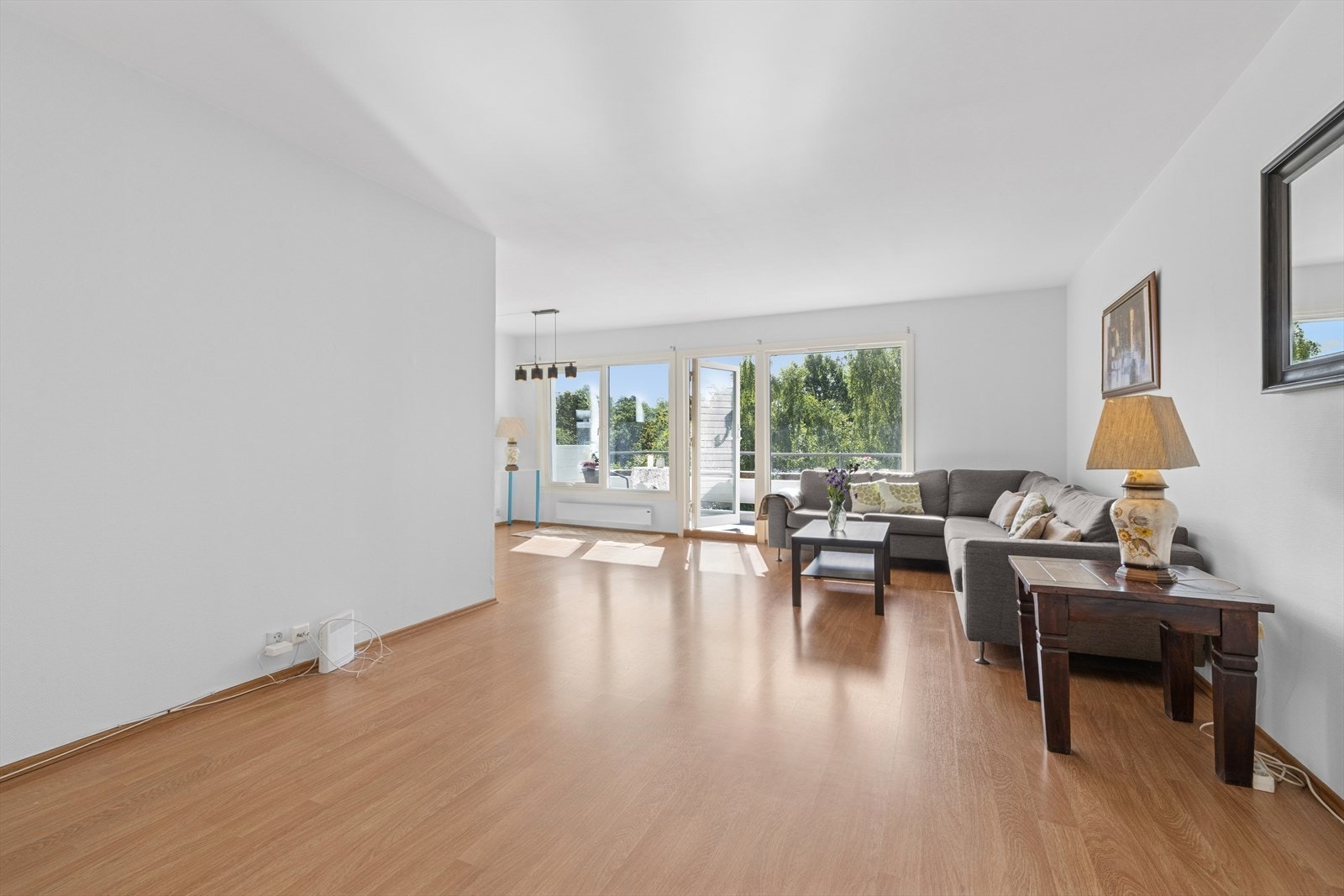 Store vindusflater slipper inn rikelig med dagslys og rammer inn den flotte utsikten. Her kommer fargene fra naturen rett inn og skaper en harmonisk og behagelig atmosfære. Galleribilde