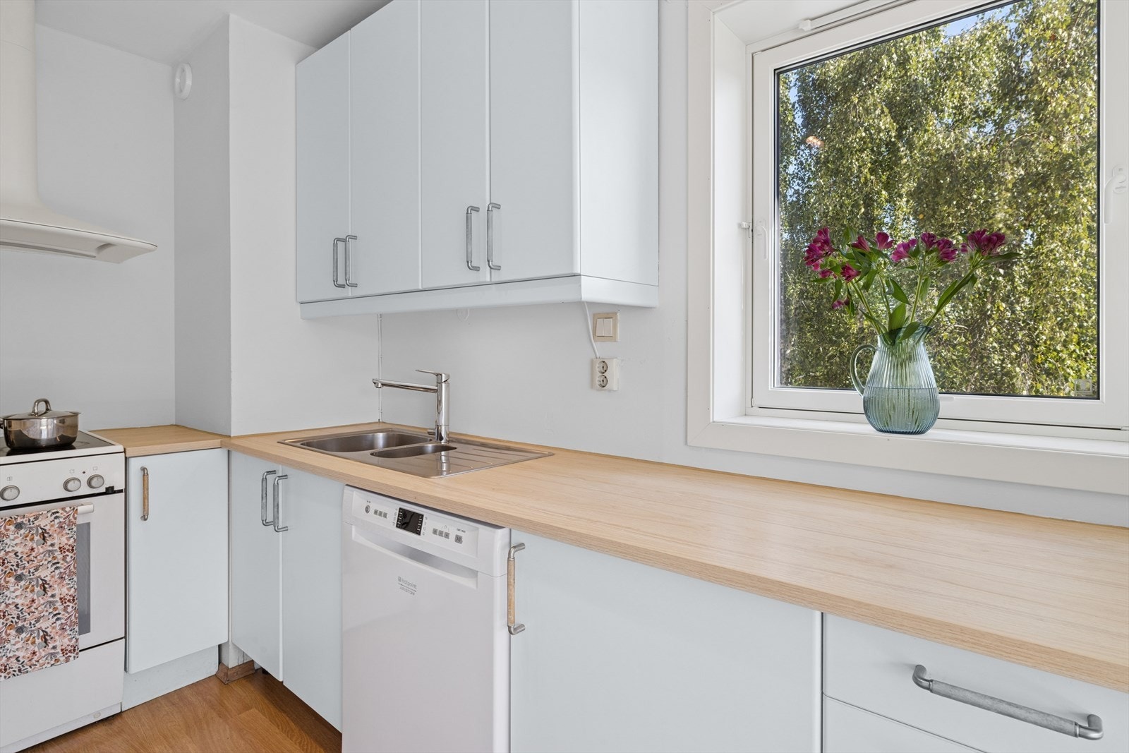 Et stort vindu slipper inn naturlig lys og skaper en lys og trivelig atmosfære. Galleribilde