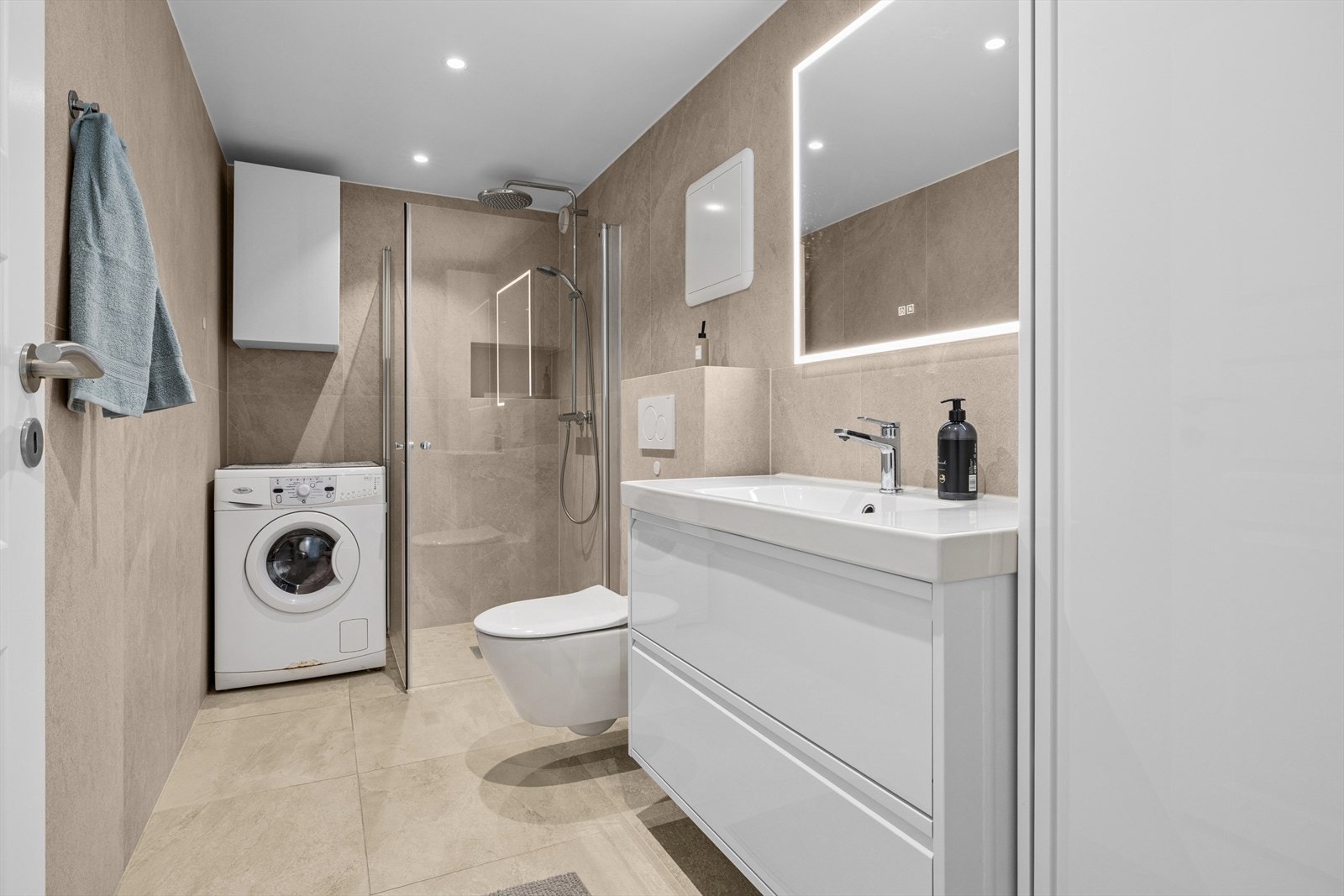 Moderne og funksjonelt bad fra 2024. Badet fremstår moderne og innbydende med flislagte gulv og vegger i tidsriktige materialvalg. Galleribilde