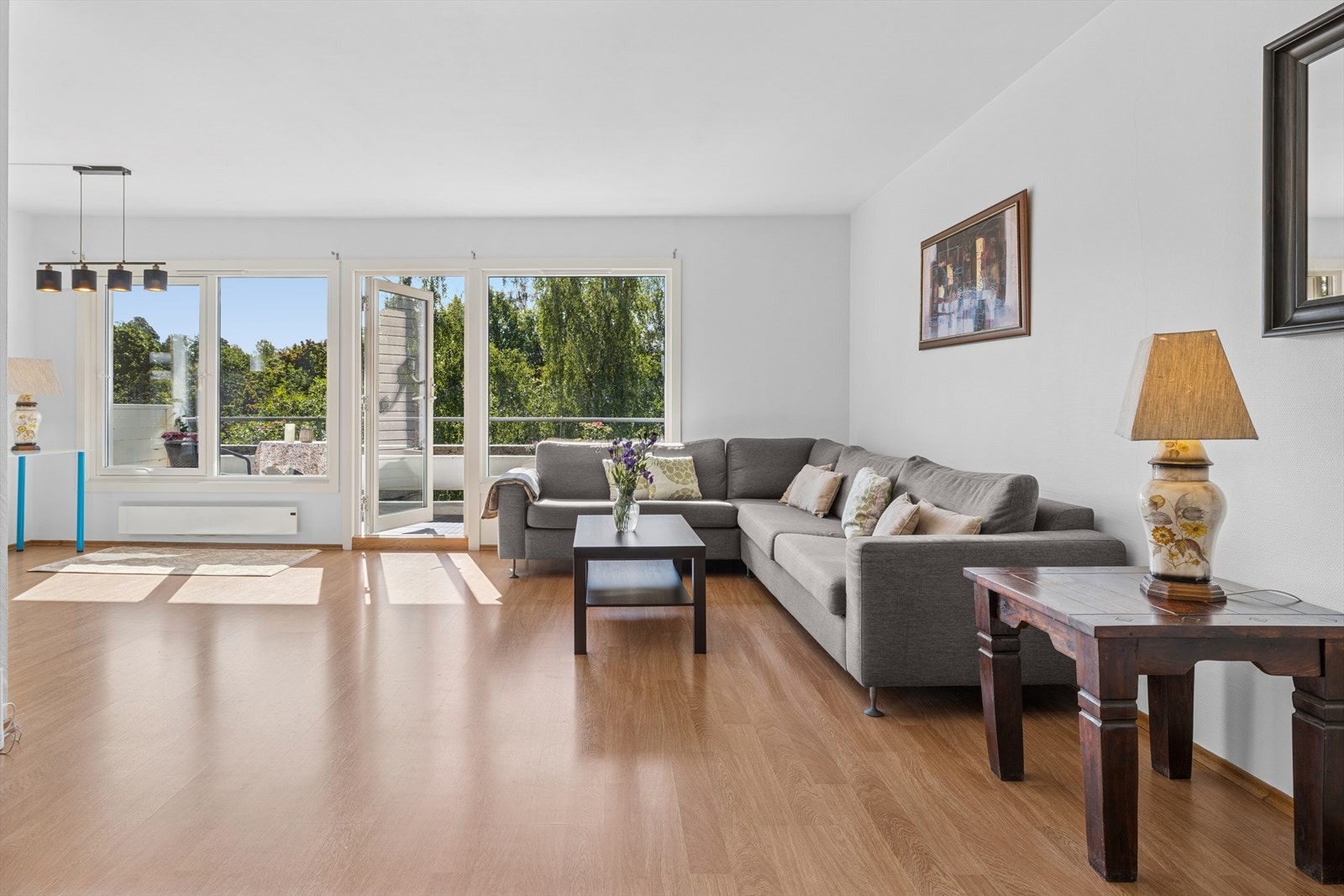 En lys og romslig 3-roms leilighet med flott utsikt og en solrik balkong. Galleribilde