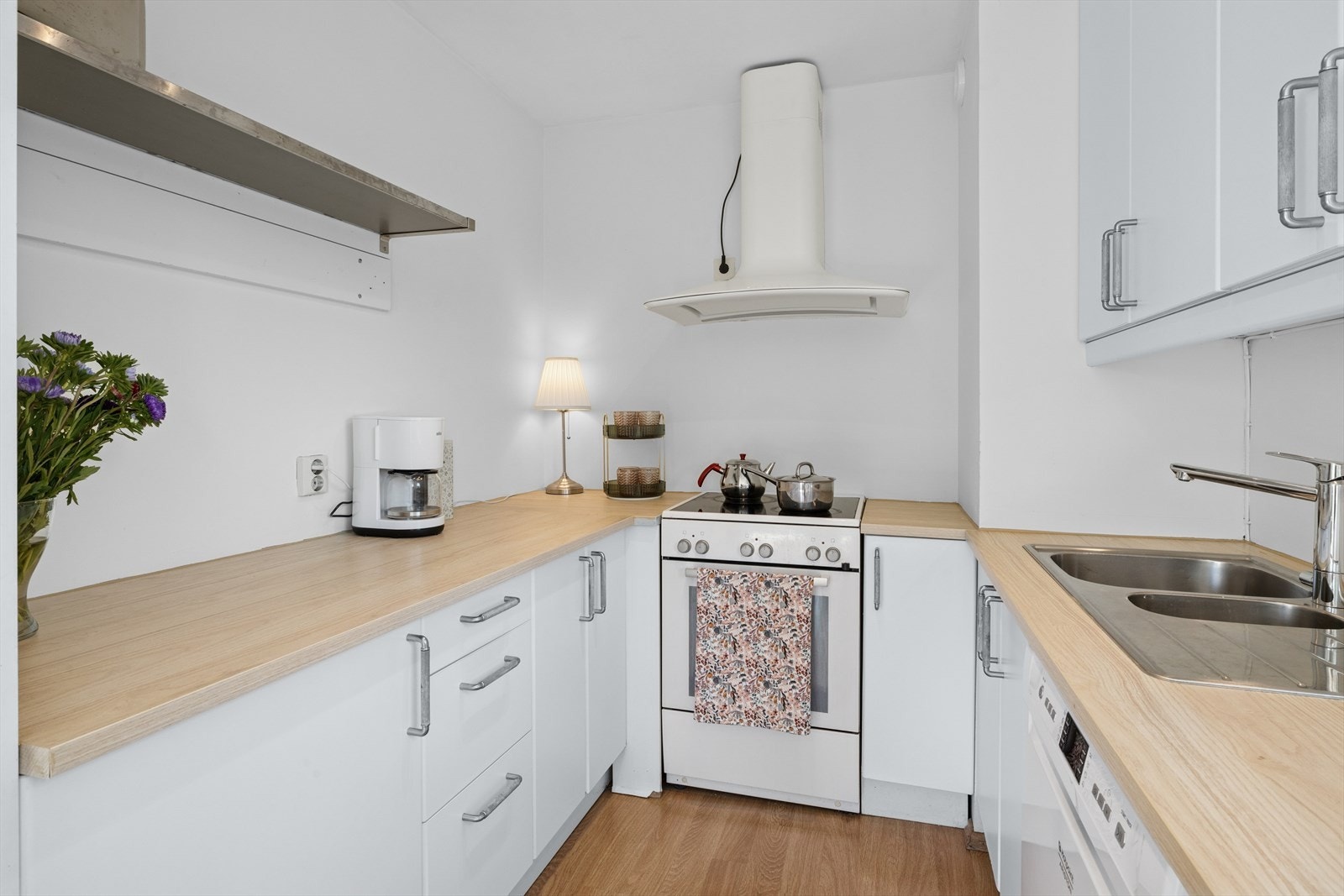 Kjøkkenet har en praktisk utforming med god arbeidsbenk som gir rikelig med plass til matlaging og kjøkkenaktiviteter. Galleribilde