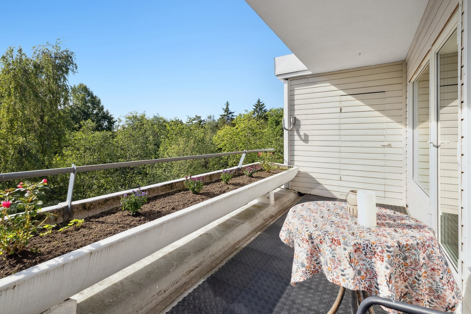 Balkongen byr på flott utsikt og gir en lun og solrik atmosfære - perfekt for avslapning, måltider ute eller hyggelige stunder med familie og venner. Galleribilde