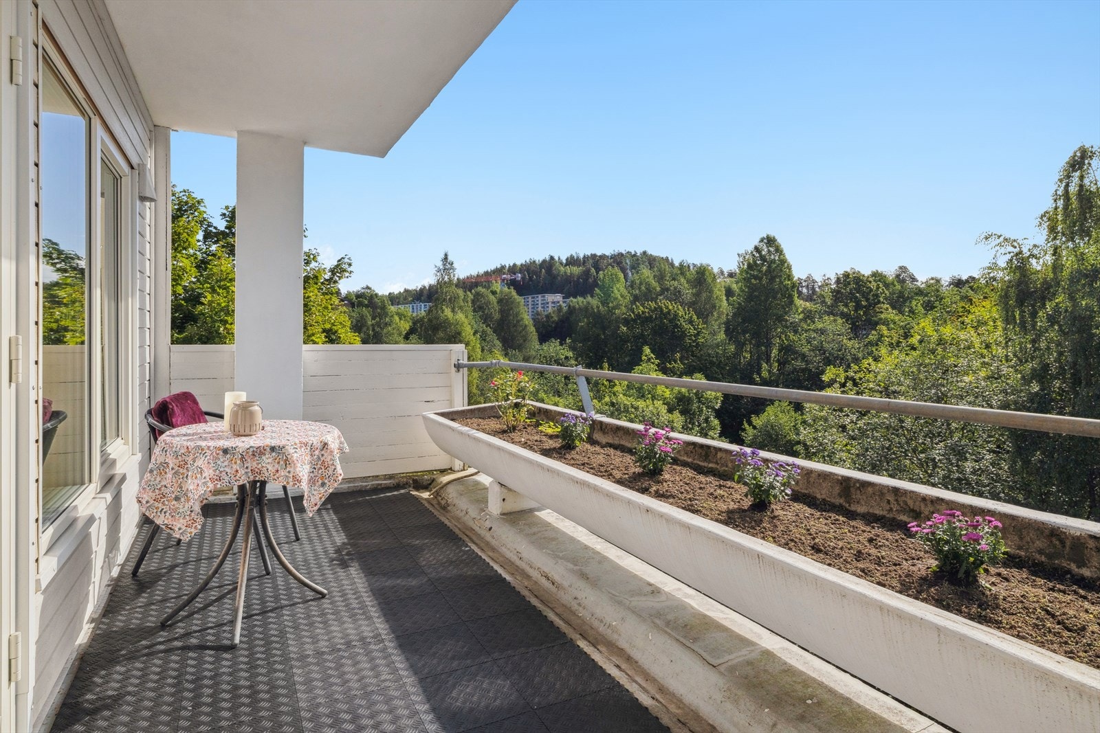 Her er det god plass til utemøbler, grill og sosiale sammenkomster i hyggelige omgivelser. Galleribilde