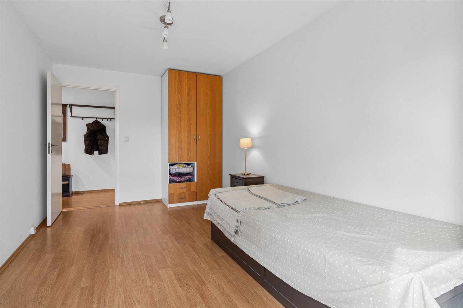 Leiligheten har to soverom av romslig størrelse, begge med garderobeskap som gir praktisk oppbevaring. Galleribilde