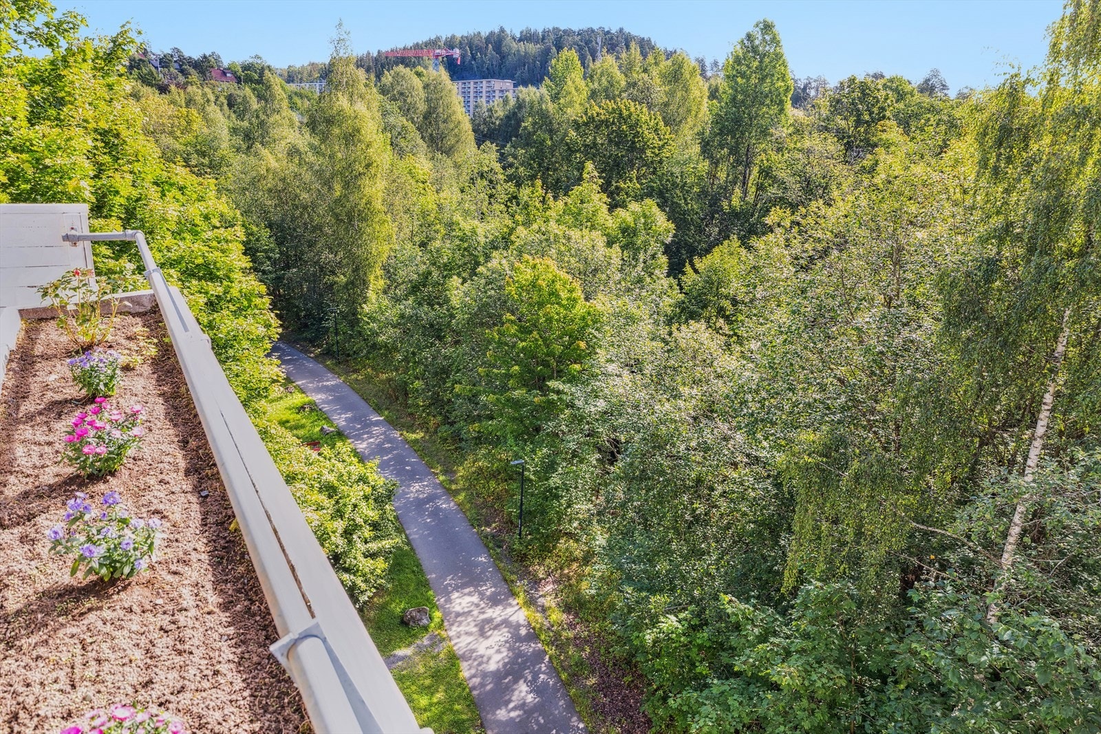 Leiligheten ligger høyt, solrikt og fritt til i Hamangskogen med en nydelig utsikt. Flott beliggenhet i et populært og sentralt strøk i Sandvika/ Hamang. Galleribilde