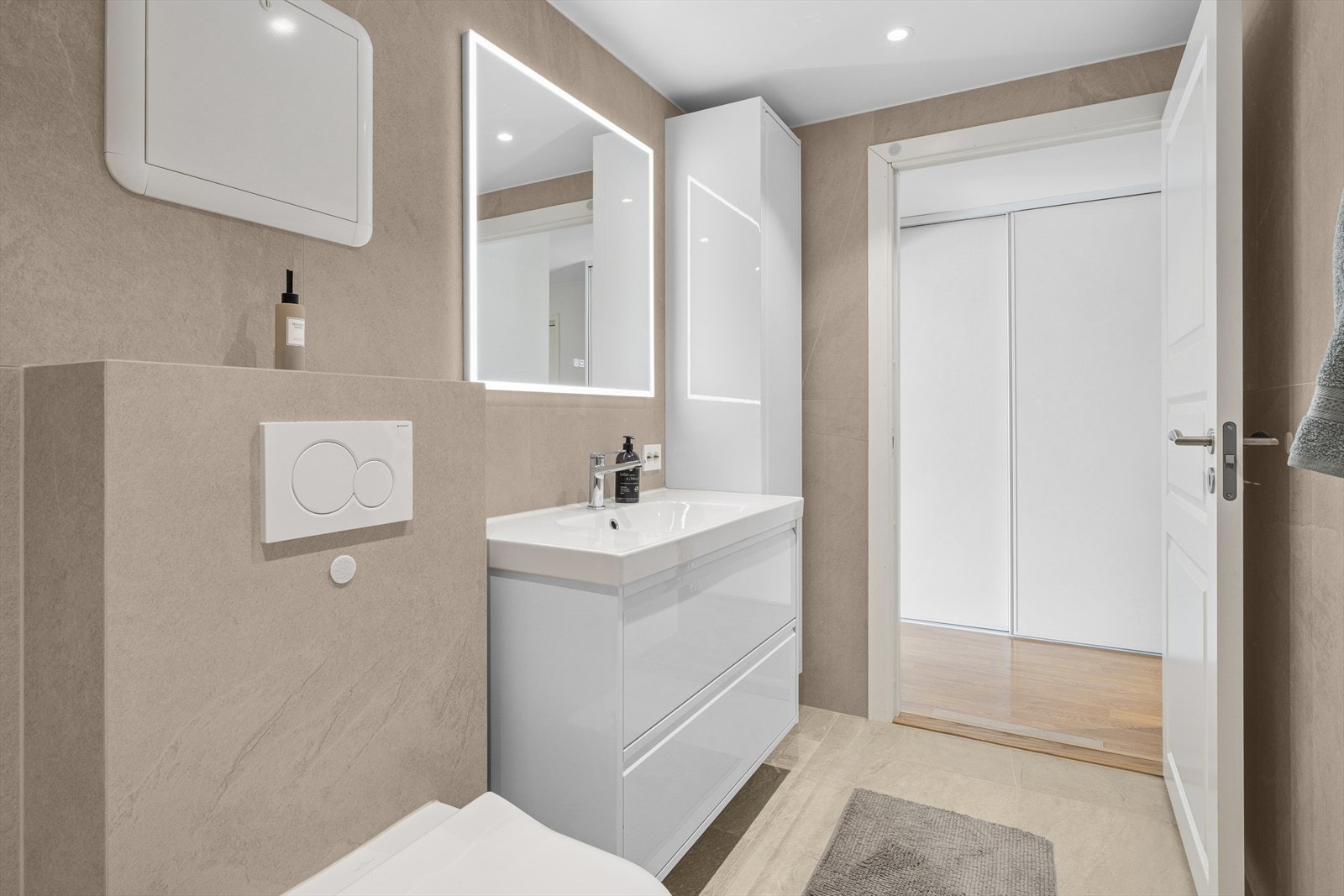 Baderommet er utstyrt med elektriske varmekabler som gir behagelig varme året rundt. Galleribilde