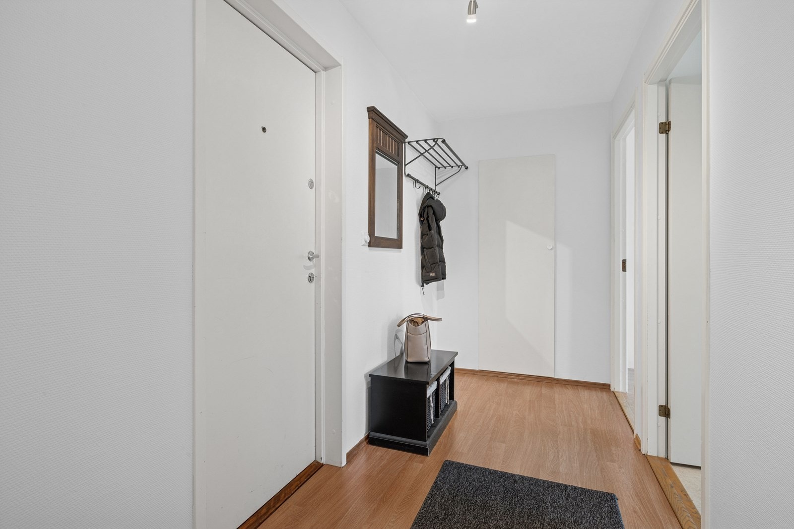 Et garderobeskap gir praktisk oppbevaringsmulighet, og det er direkte tilkomst til en bod - perfekt for ekstra lagring. Dette er et funksjonelt og velkomment førsteinntrykk av boligen. Galleribilde