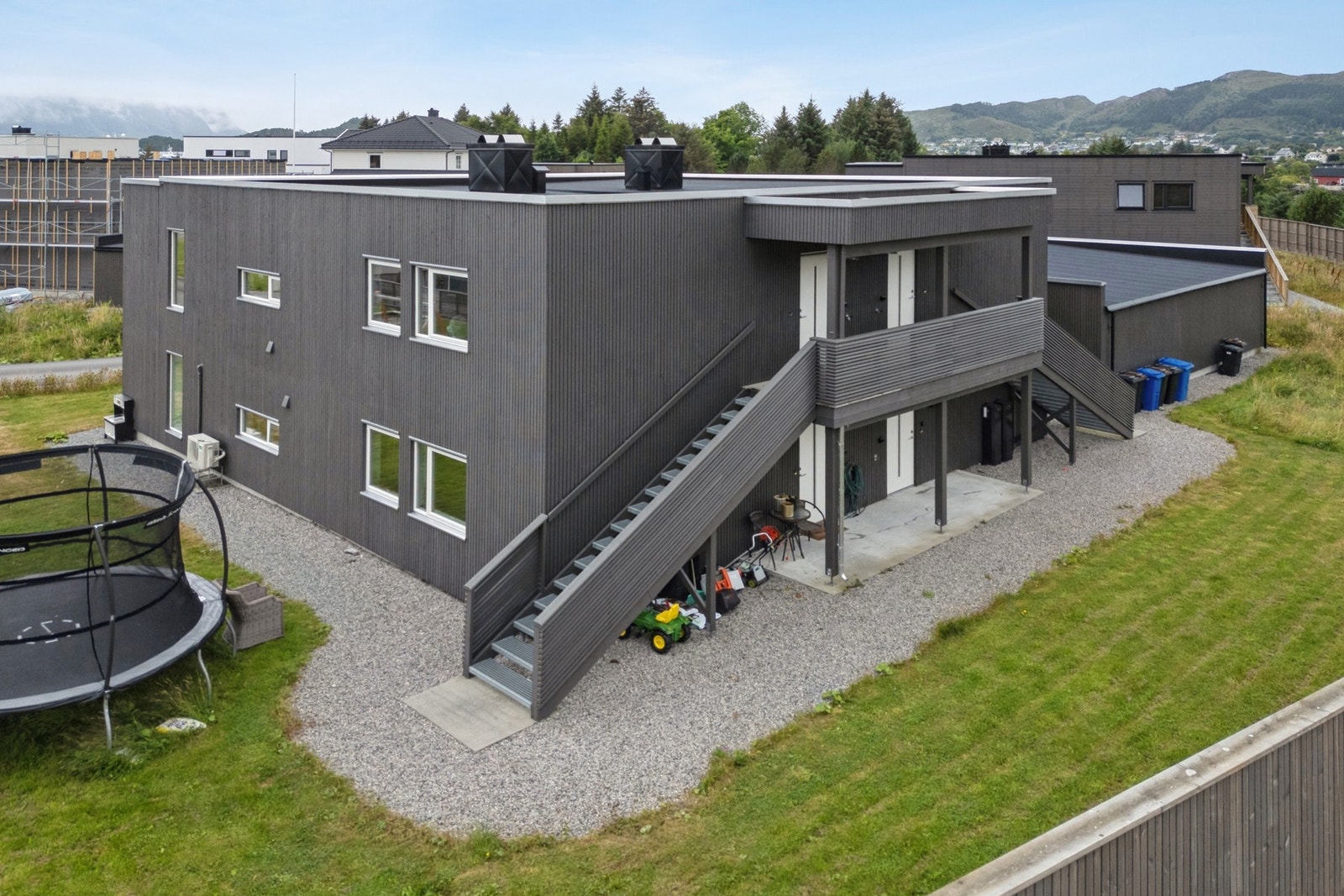 Boligen ligger fint til i et rolig nyetablert nabolag. Det er kort vei til det meste du måtte trenge. Galleribilde