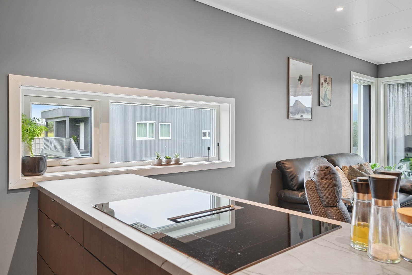 En særdeles praktisk kjøkkenøy med innfelt induksjonstopp som har ekstra beredde og integrert ventilator. Galleribilde