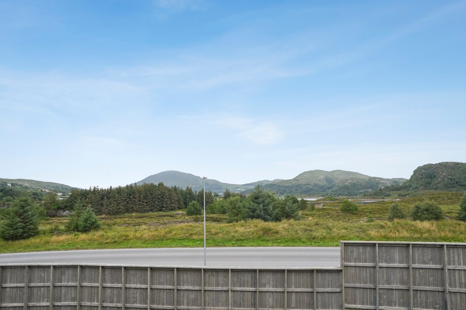 Utsikt fra inngangsparti. Galleribilde