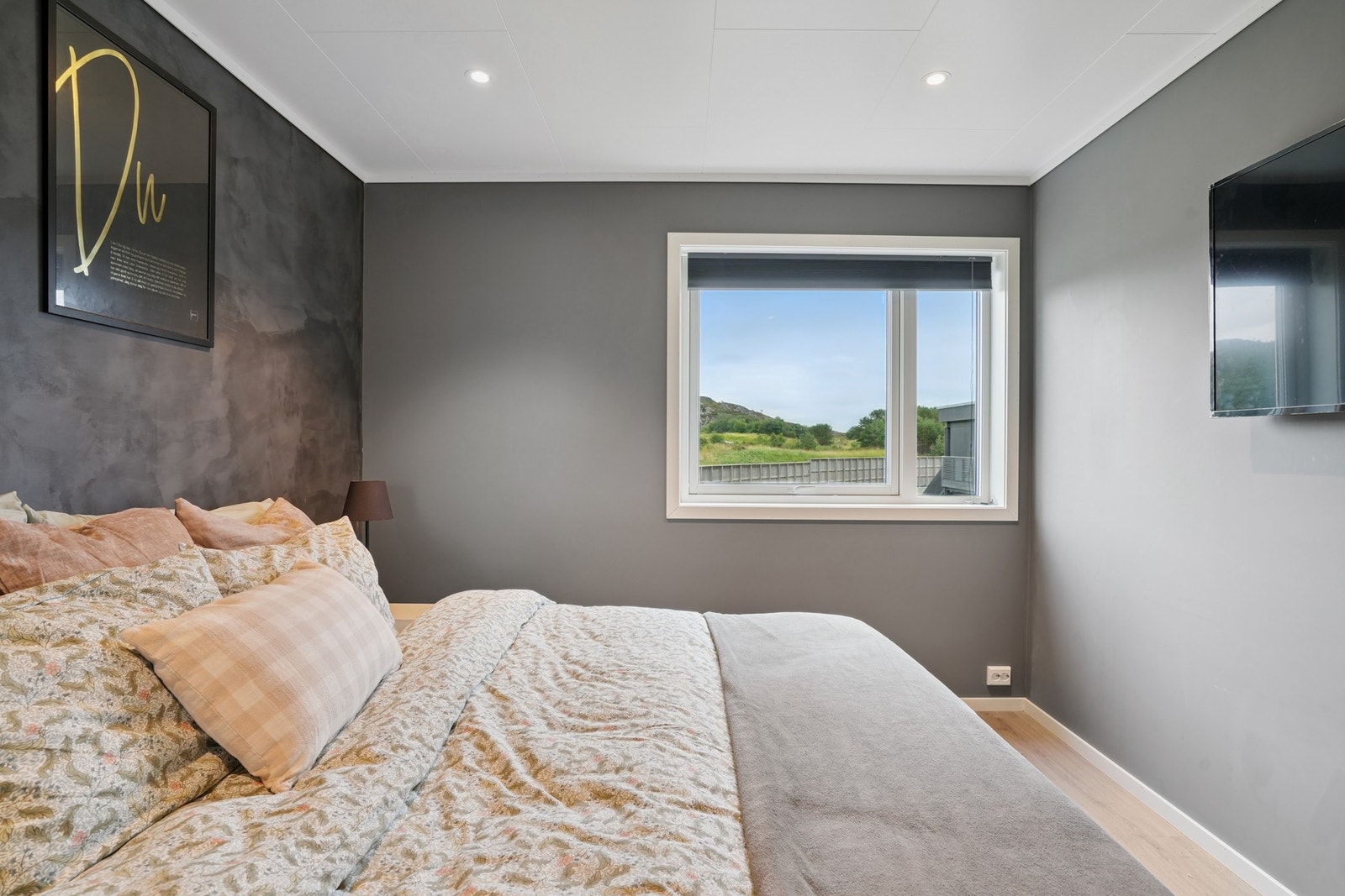 Klikkvinyl på gulvet og på veggene er det malte slette flater. Dekorvegg med kalkmaling bak sengen. Ledspotter i himling. Galleribilde