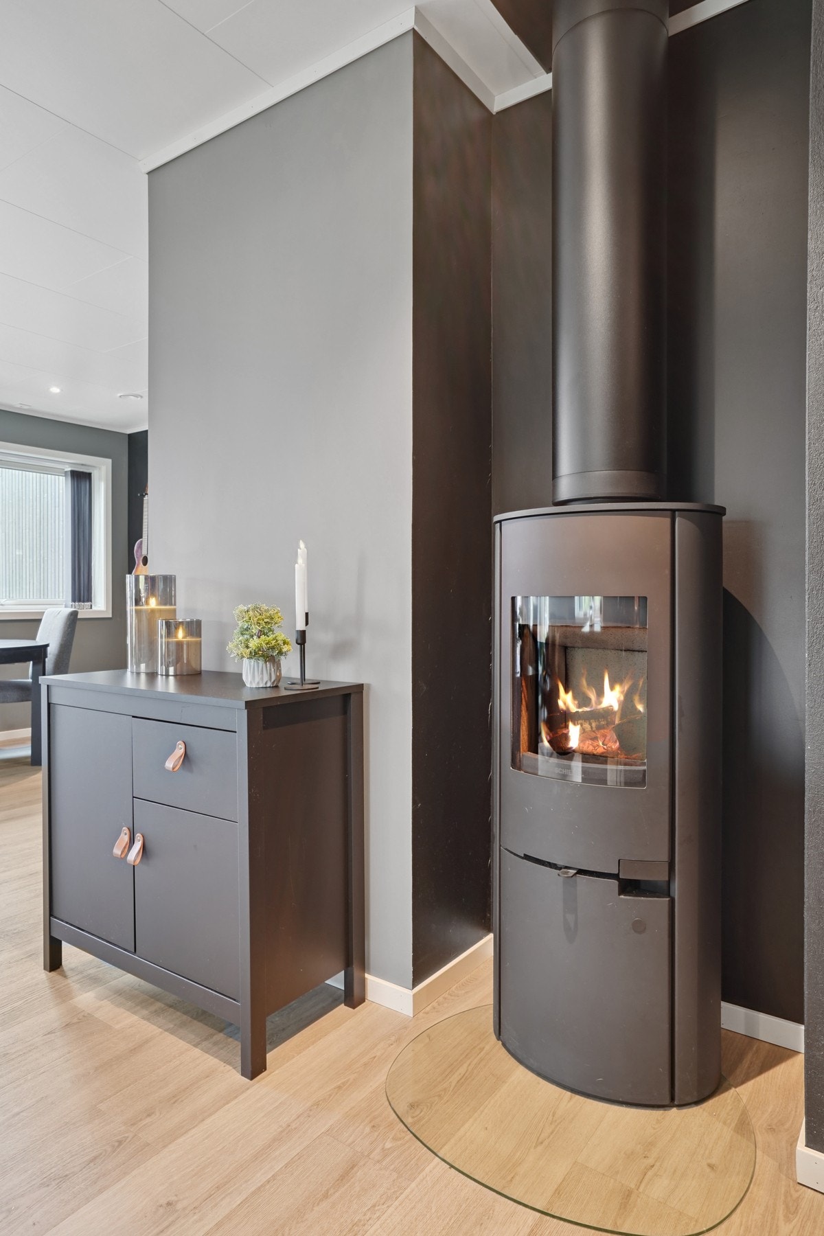 Det er montert vedovn på stue for god oppvarming. Galleribilde