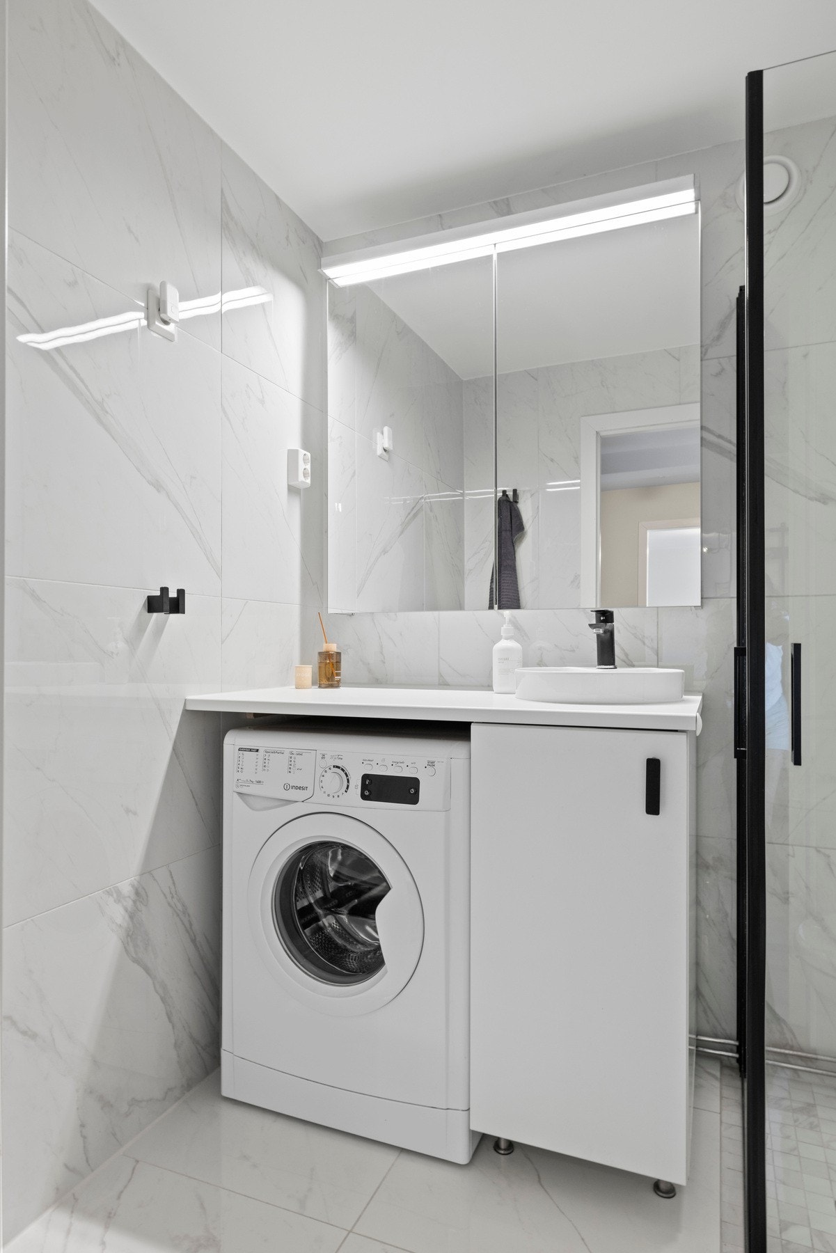 Badet ble pusset opp i 2020 og er utstyrt med flislagte vegger og gulv med varmekabler, samt opplegg til vaskemaskin Galleribilde