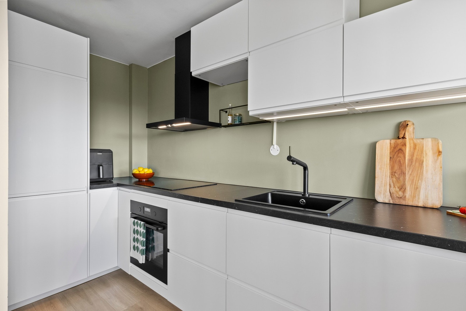 Kjøkkenet fra 2020 har en funksjonell IKEA-innredning med glatte fronter og benkeplate i laminat Galleribilde