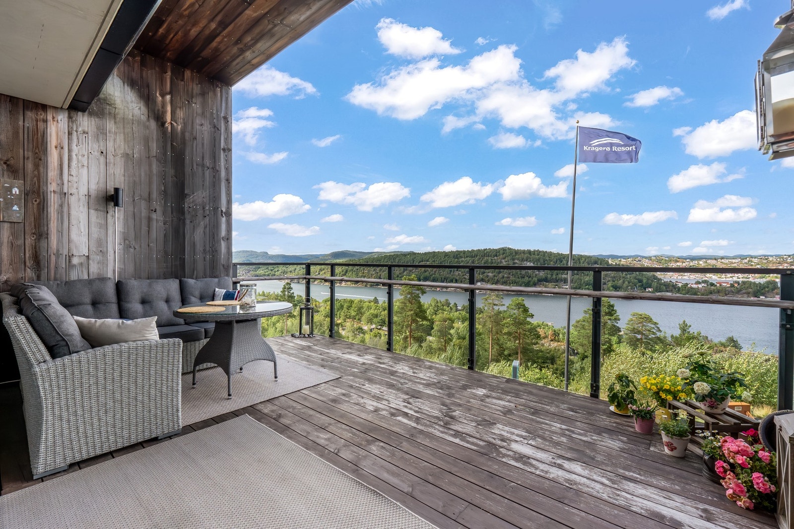 Stor terrasse med flott utsikt utover Kragerø og skjærgården! Galleribilde