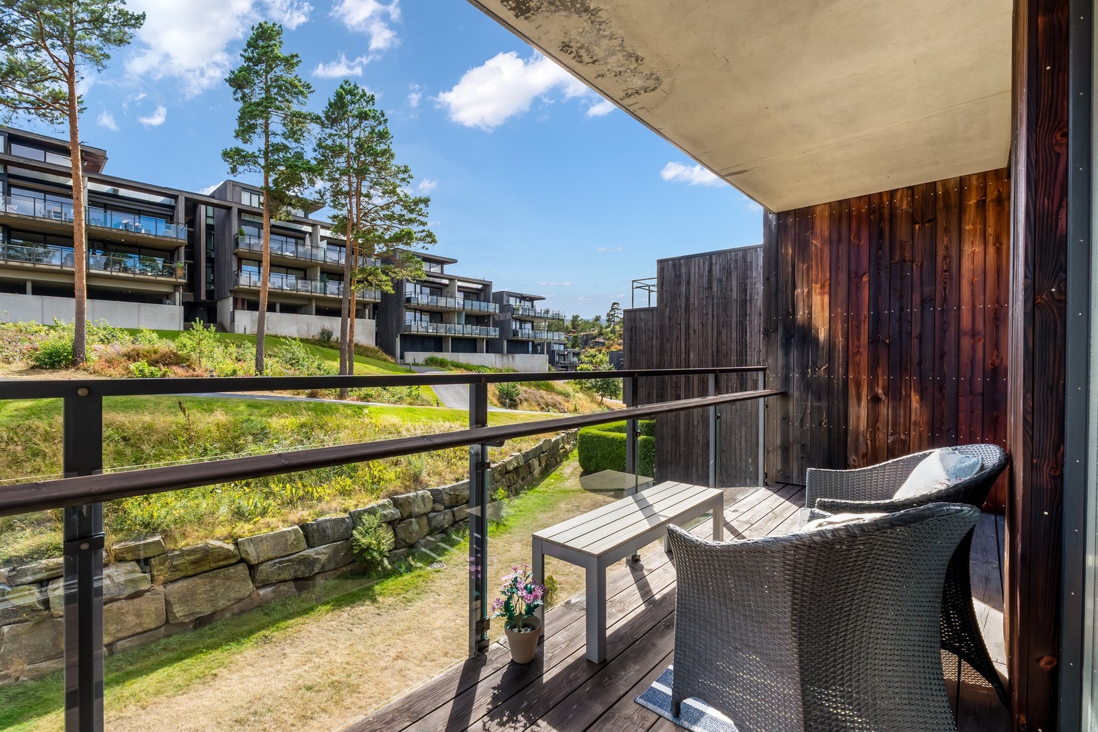 Egen garasjeplass og båtplass, samt spillerett på golfbanen. Galleribilde