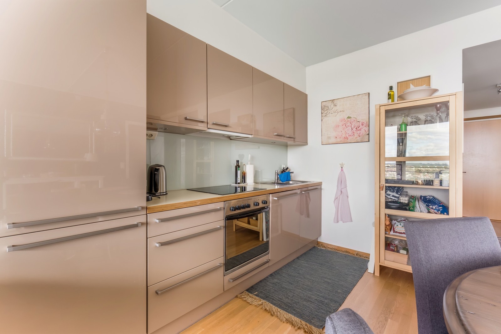 Kjøkkenet fremstår stilrent og moderne, perfekt tilpasset fritidsboligens uttrykk. Galleribilde