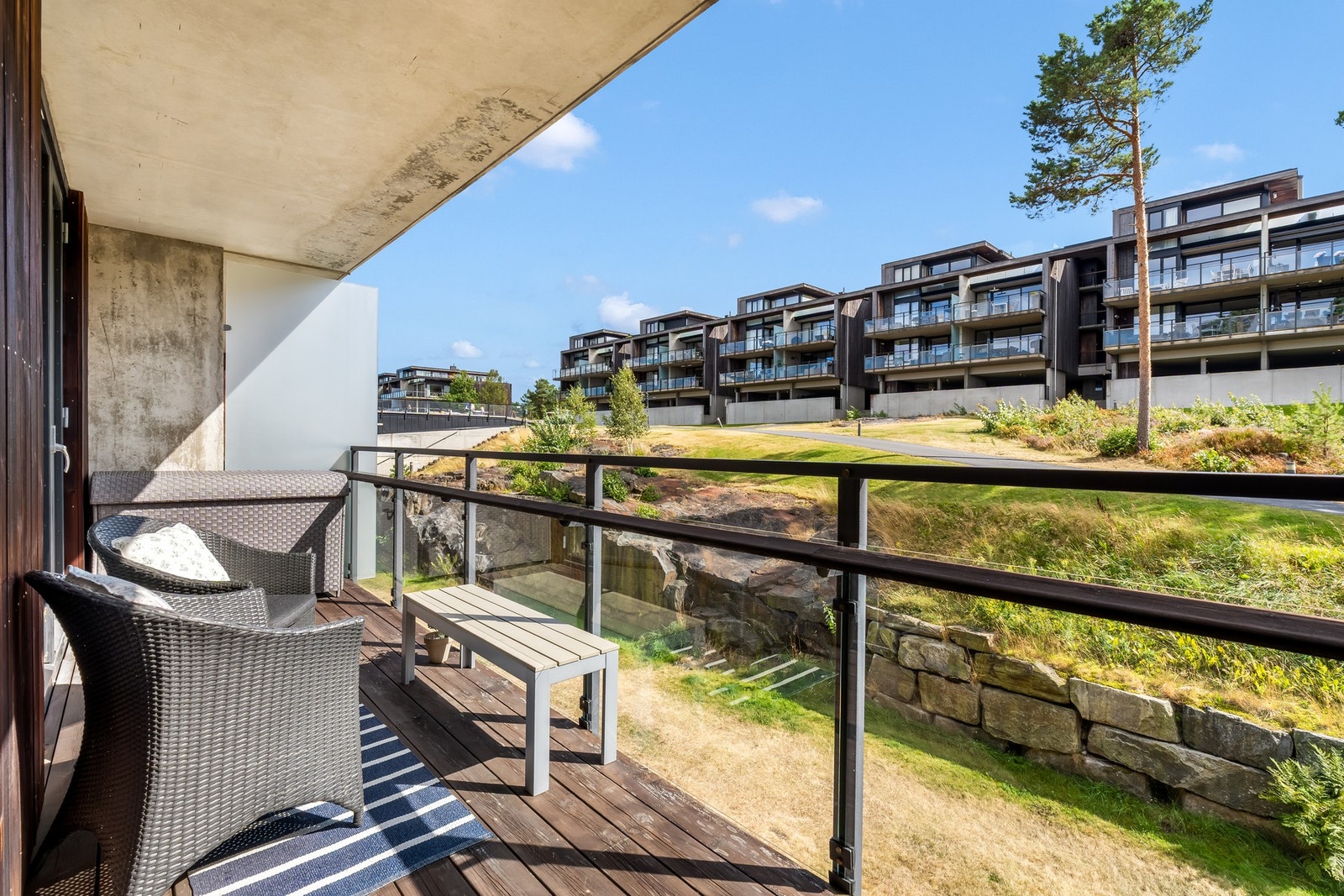 Ut fra soverommene kommer du til terrassen på baksiden. Galleribilde