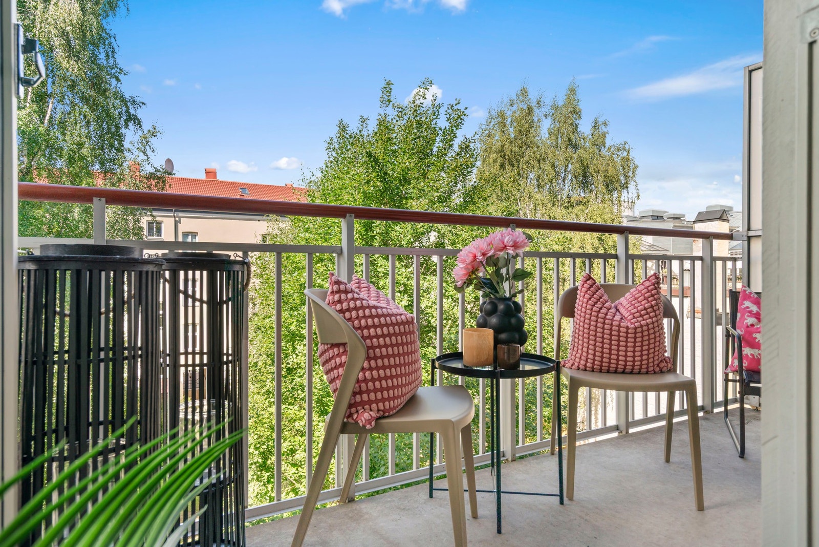 Solrik balkong på ca. 6 m² - en herlig forlengelse av stuen på sommerhalvåret. Galleribilde