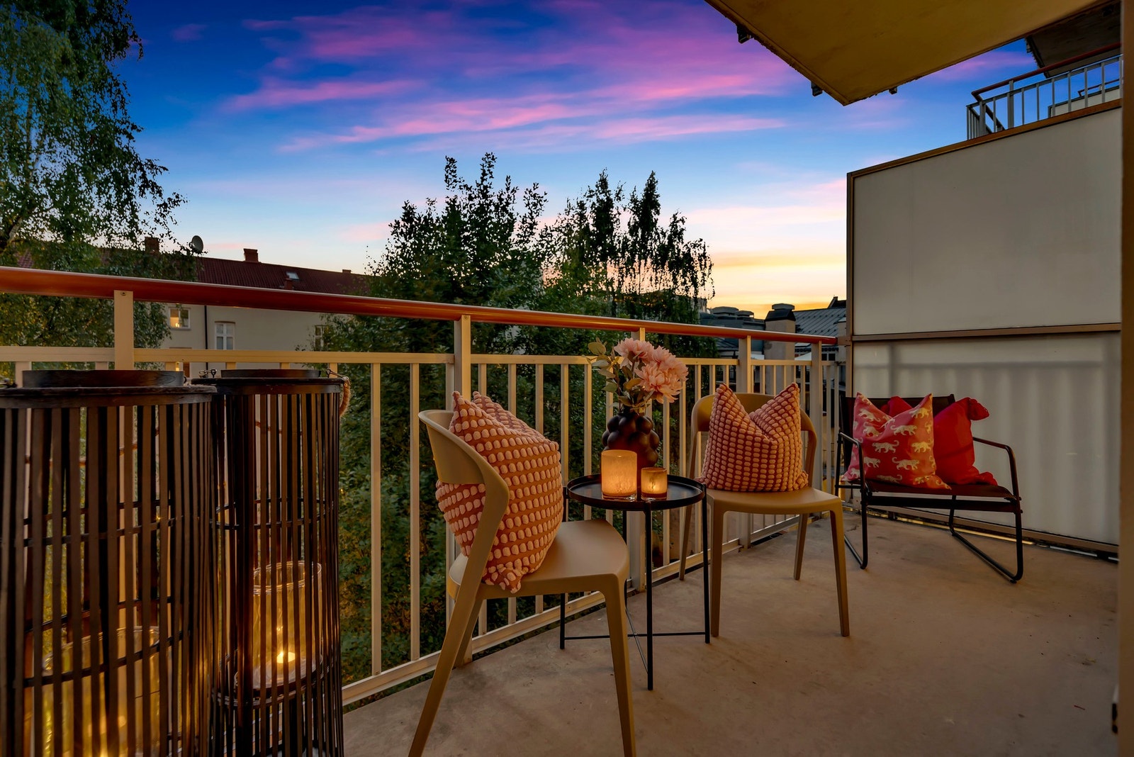 Balkongen en hyggelig frisone vendt mot rolig bakgård. Galleribilde