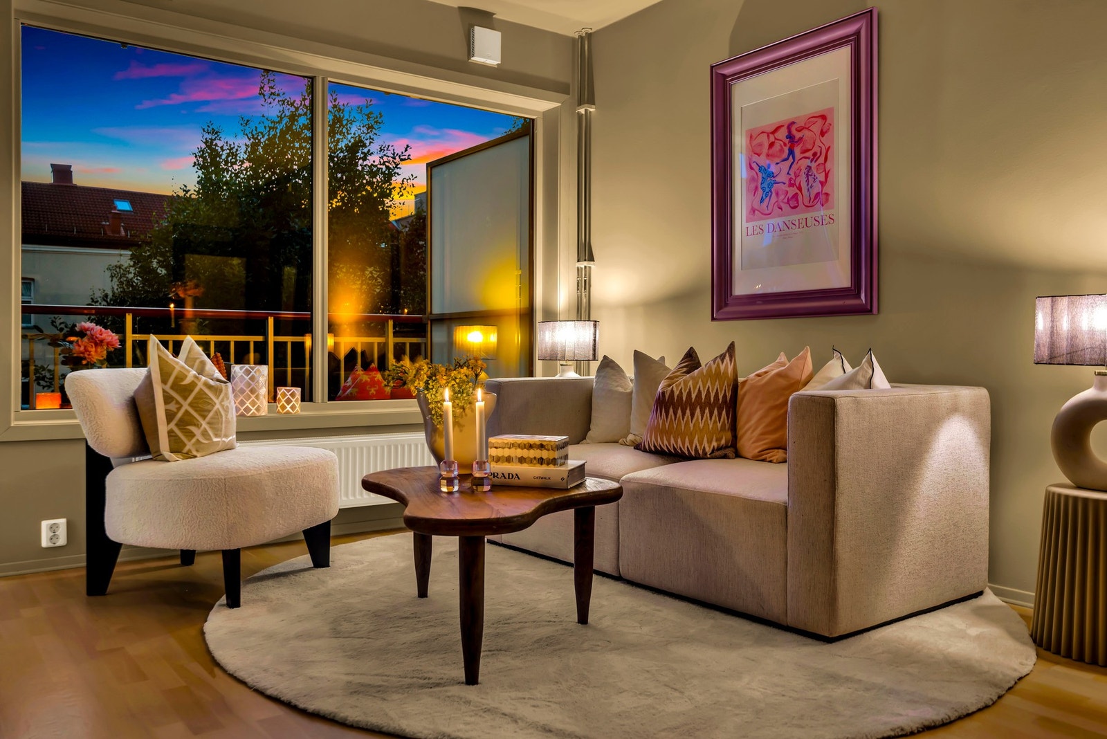 Stuen innbyr til hyggelige stunder blandt nære og kjære med tente lys og varme toner. Galleribilde