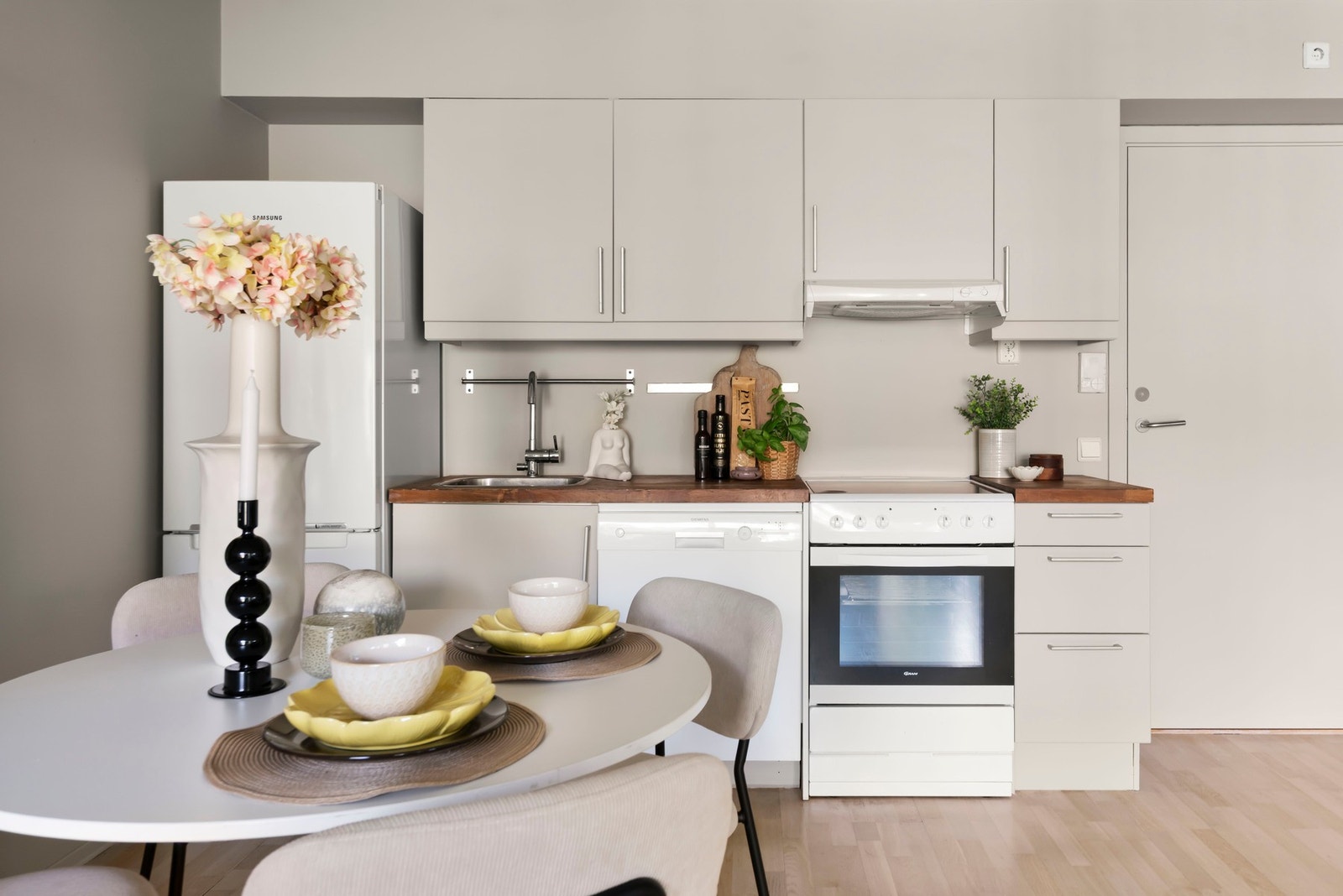 Kjøkkenets gode plassering i leiligheten gir større rom til resten av stuen med god plass til spisesone, og sofagruppe. Galleribilde