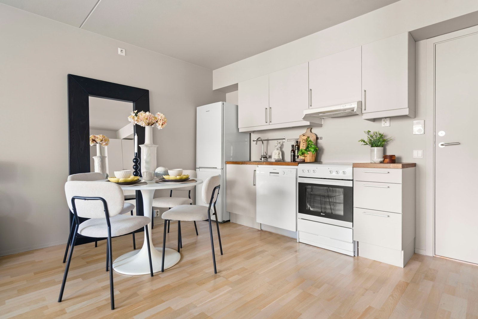 Kjøkken fra Norema med glatte fronter og benkeplate av heltre. Galleribilde