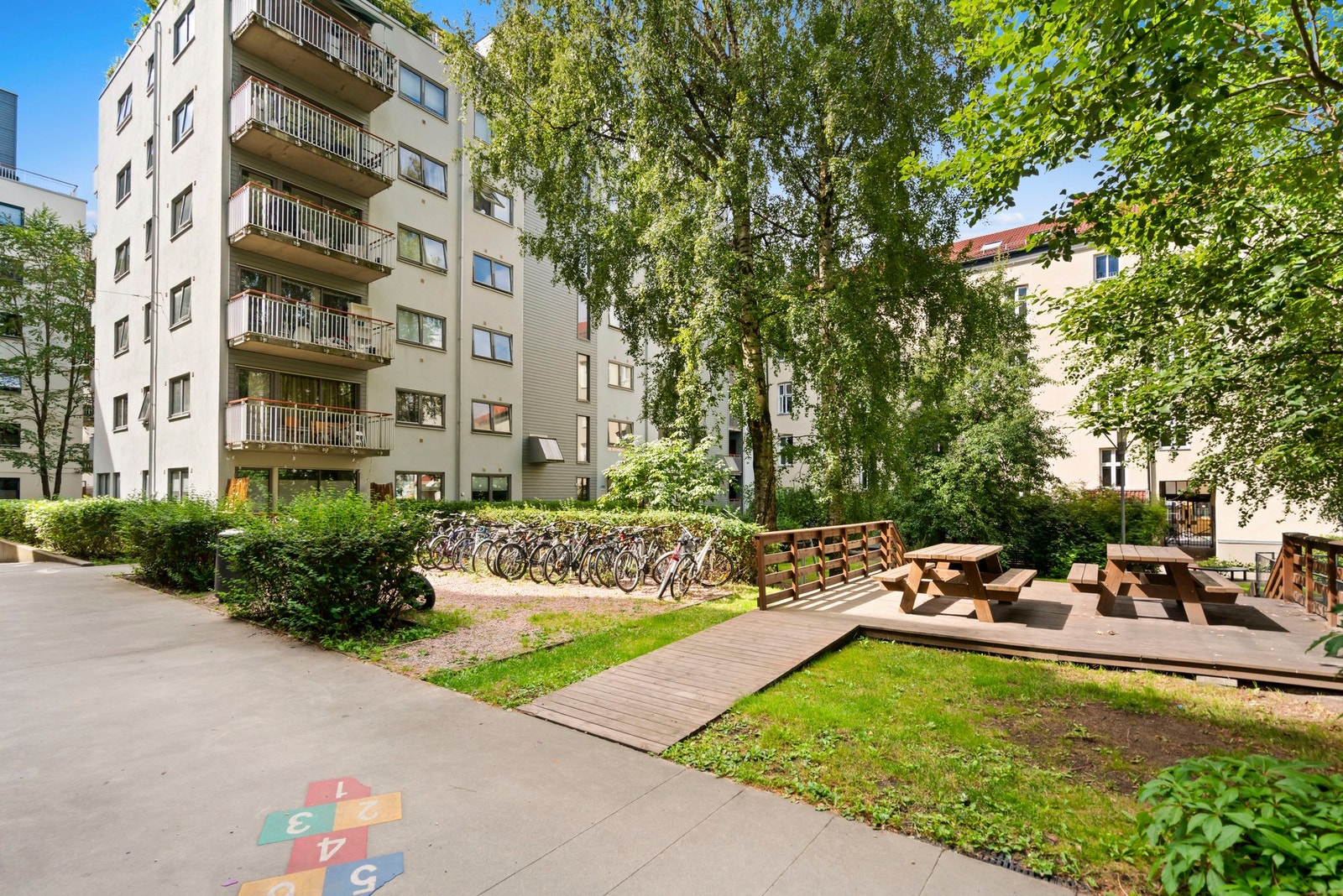 Sameiet byr på velstelte uteområder med sittegrupper, sykkelparkering og grønne omgivelser som innbyr til både lek og avslapning. Galleribilde