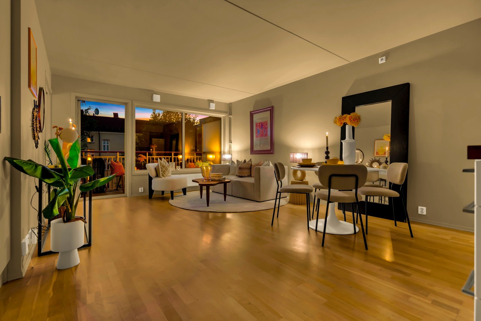 Åpen stue- og kjøkkenløsning med direkte utgang til balkong skaper en sosial arena der gjester kan samles og holde kontakten - perfekt for både middagsselskaper og uformelle kvelder. Galleribilde