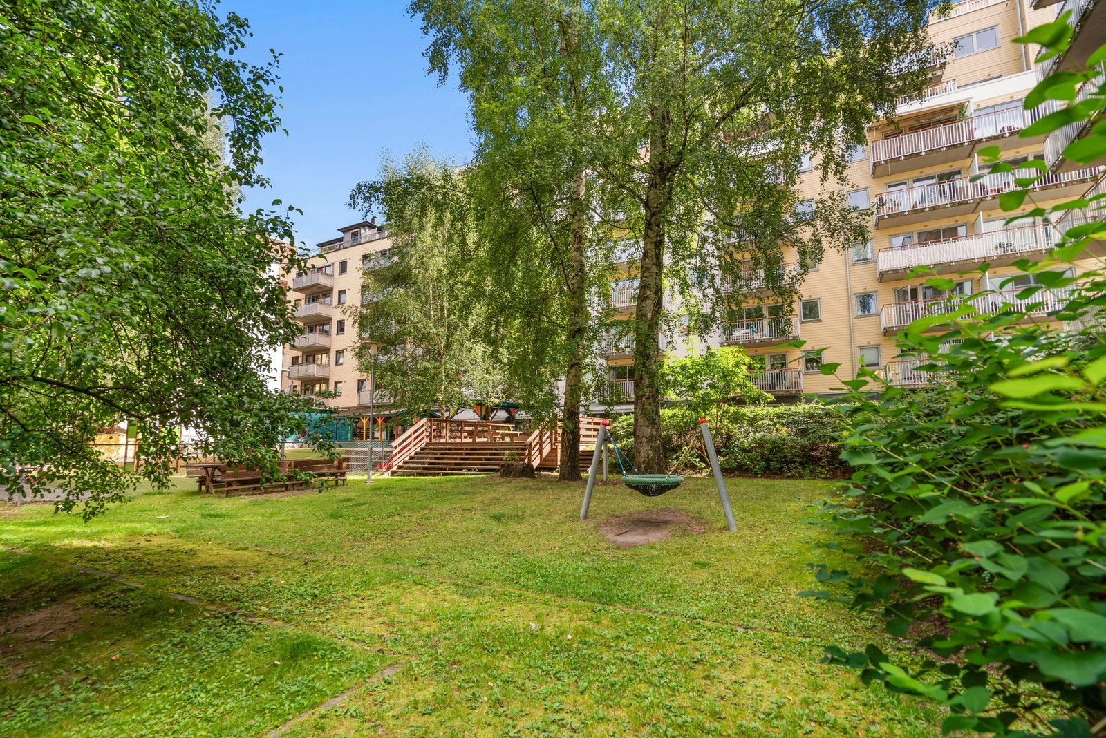 Gode fellesarealer med plen, lekeplass og beplantning - et trygt sted for barna å leke og et hyggelig møtested for naboer. Galleribilde