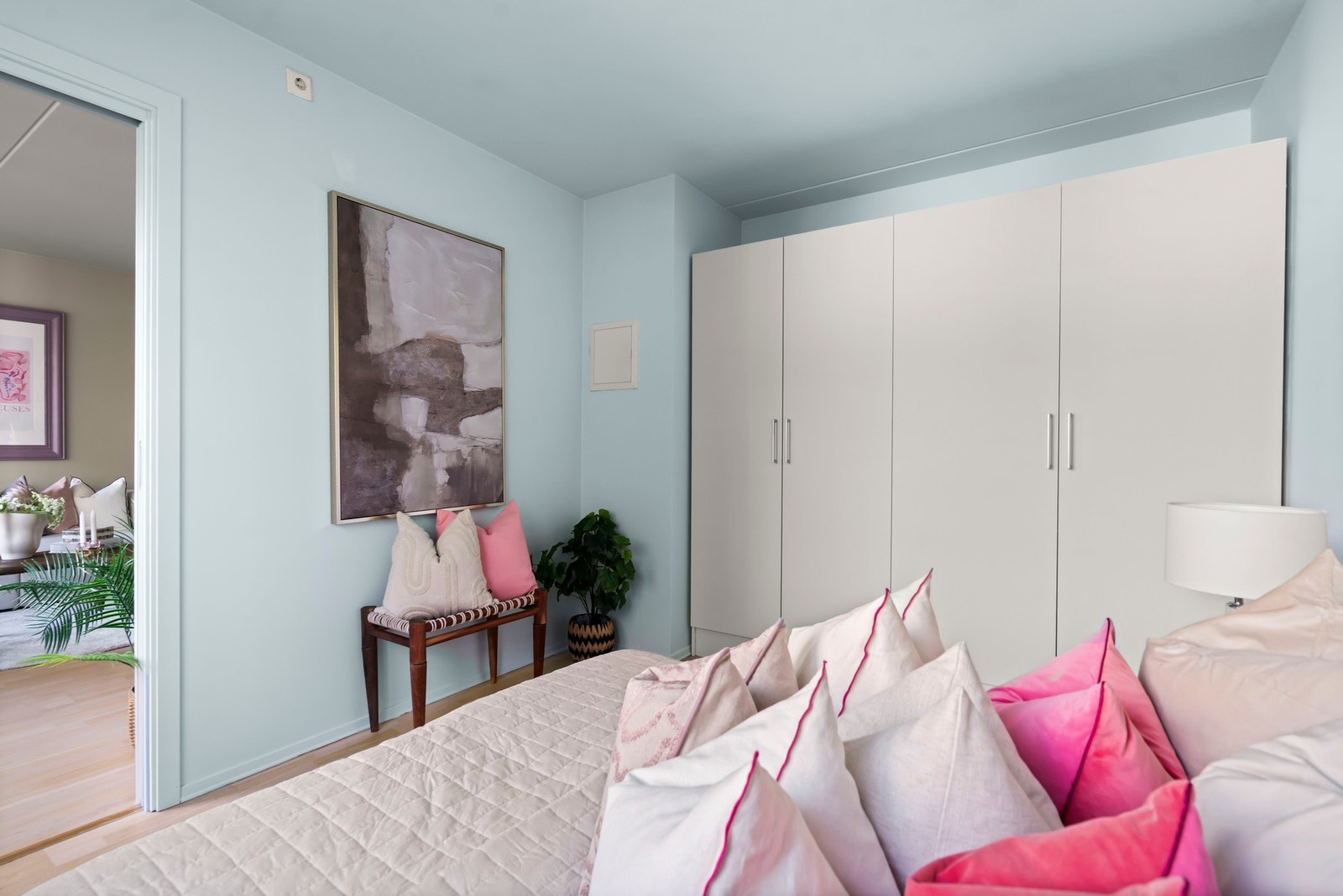 Gode oppbevaringsmuligheter på soverommet, uten bekostning av god adgang, plass til dobbeltseng og nattbord på hver side av senga. Galleribilde