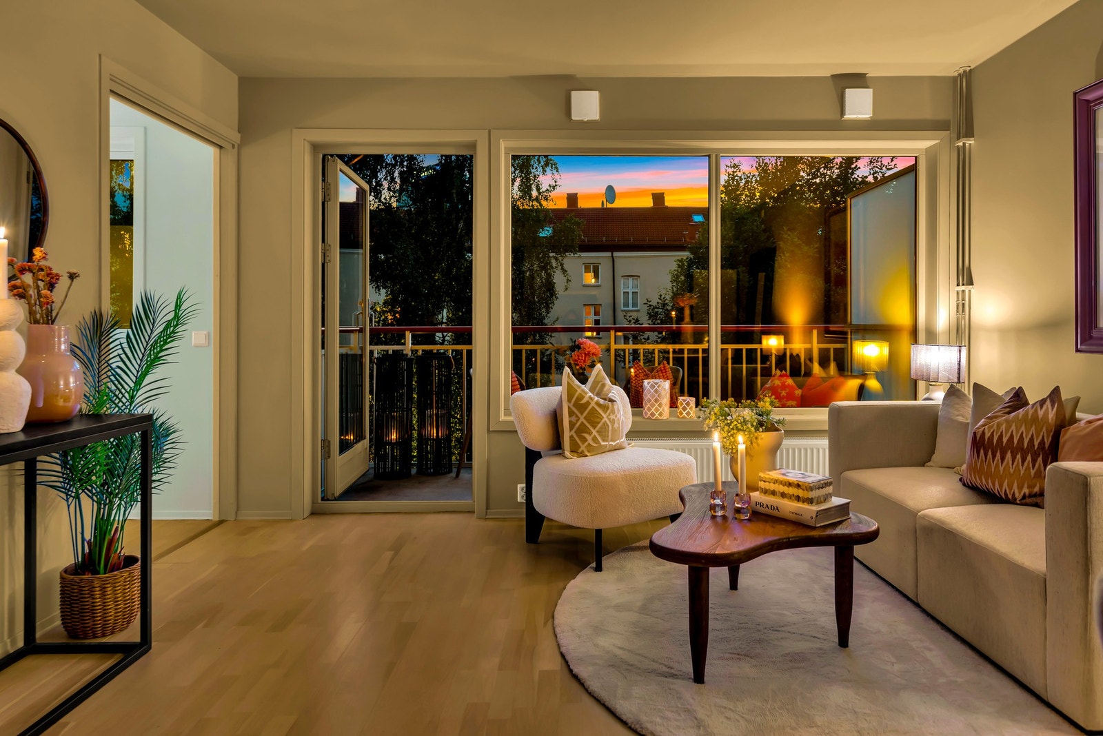 De grønne omgivelsene utenfor gir stuen en ekstra lun og sjarmerende atmosfære. Galleribilde