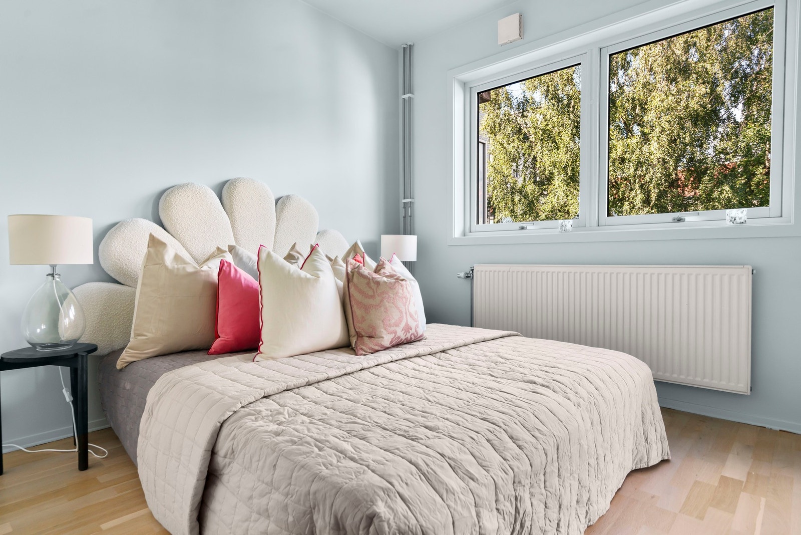 Stort soverom på 11 kvm med vestvendt vindu og lite innsyn. Galleribilde