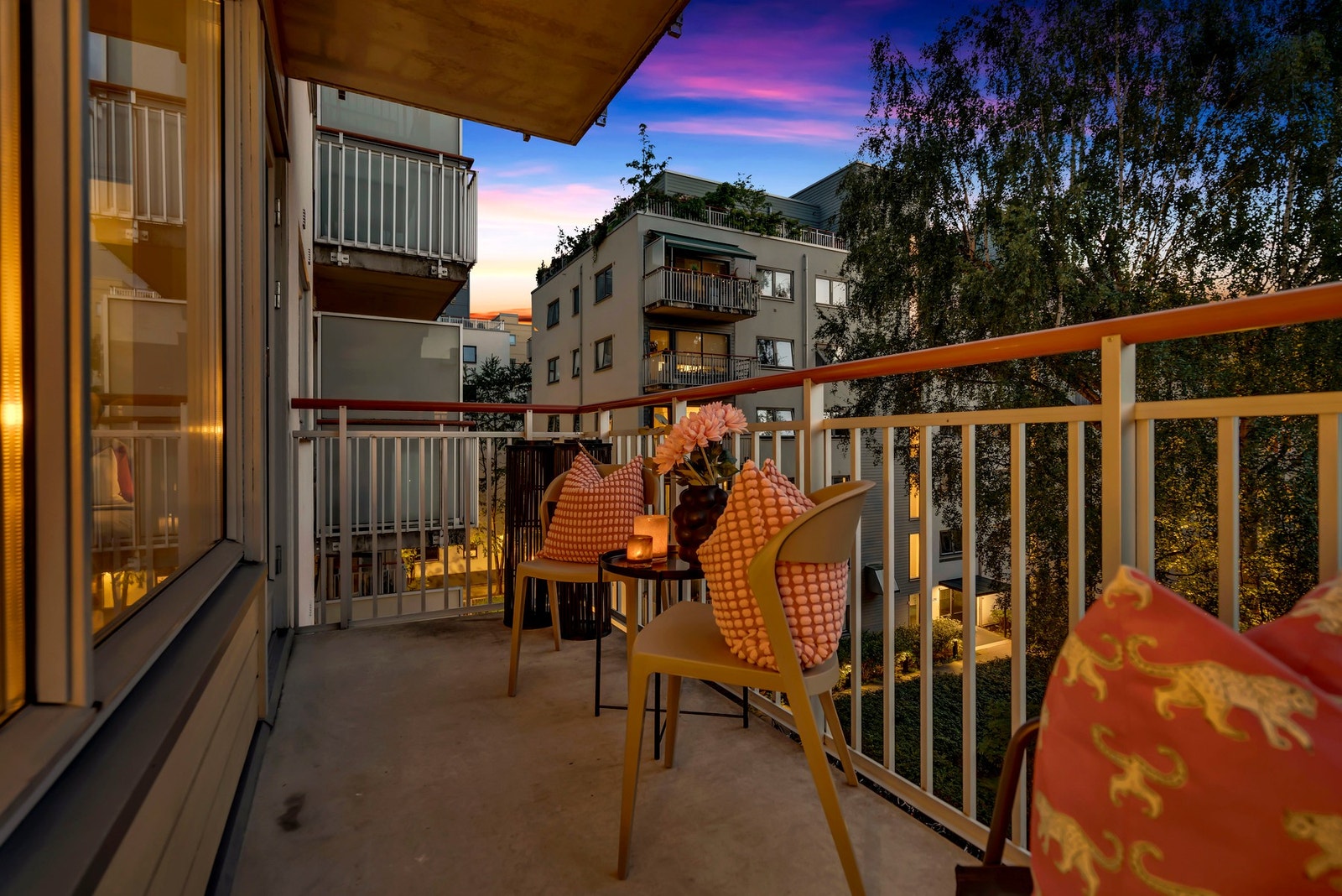 I kveldens lune belysning kan man sitte til langt på kveld med noen gode forfriskninger i glasset. Galleribilde