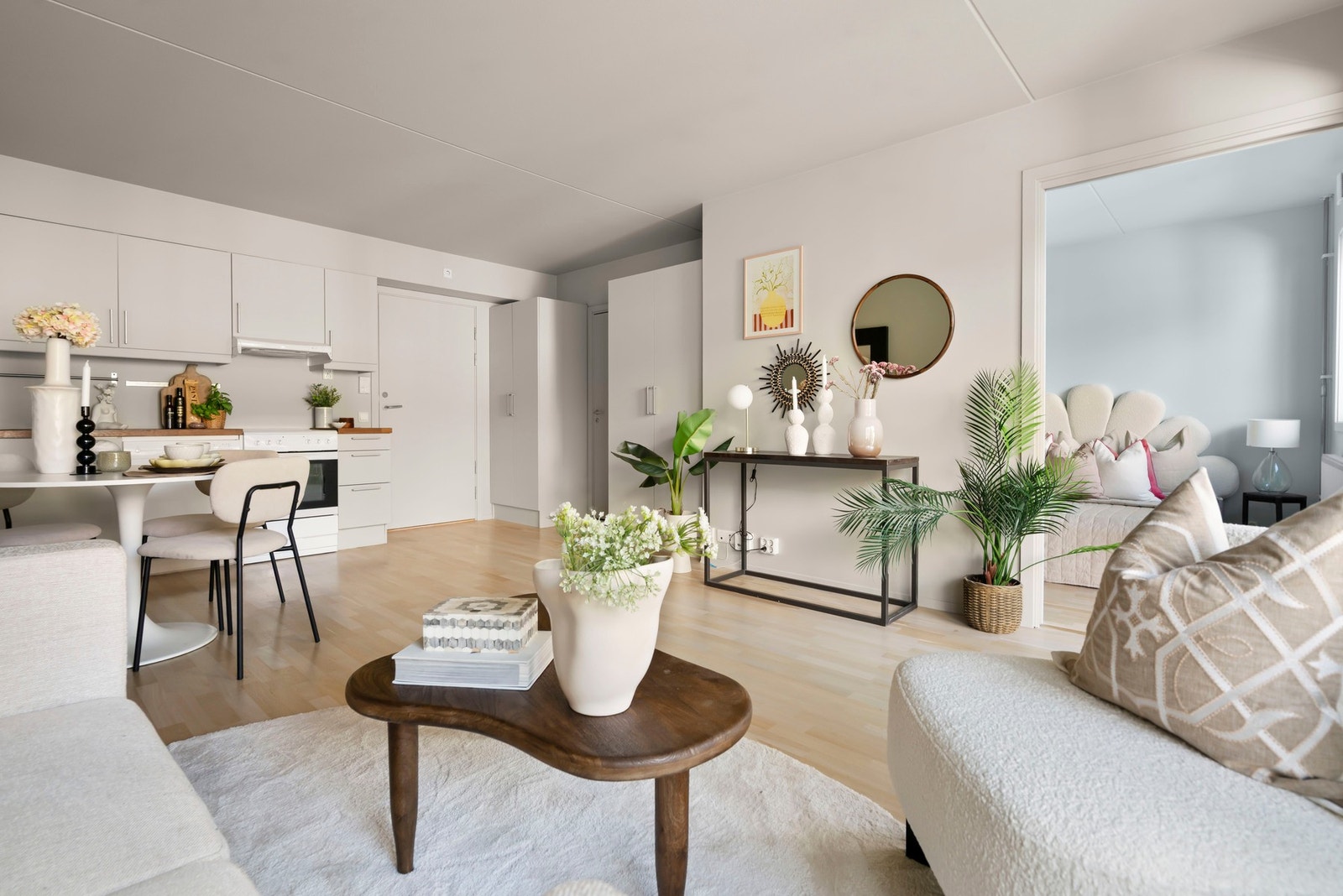 Badet og soverommet er strategisk godt plassert i leiligheten for god adgang. Galleribilde