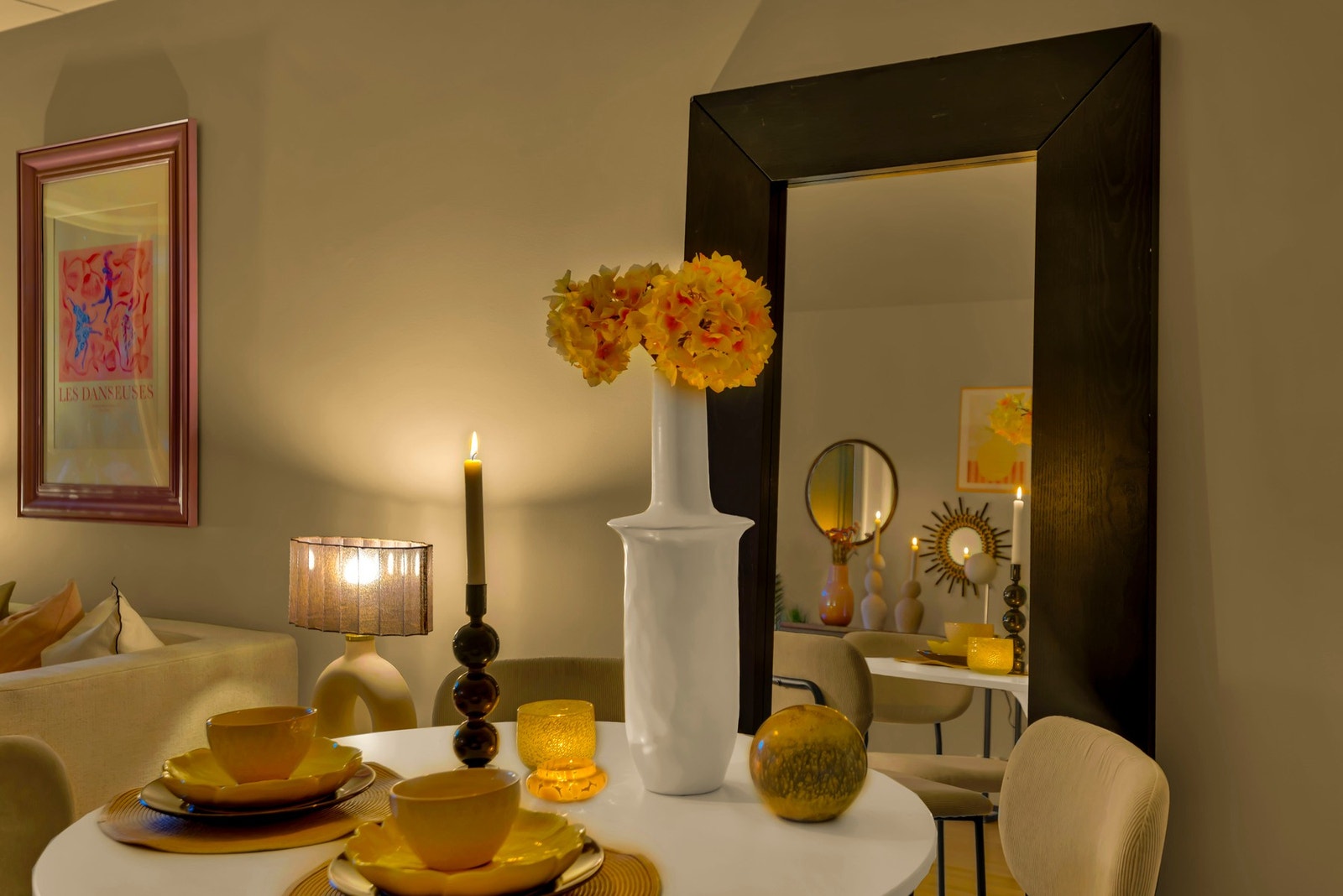 Nymalte flater (2025) gir et friskt og innbydende førsteinntrykk. Galleribilde